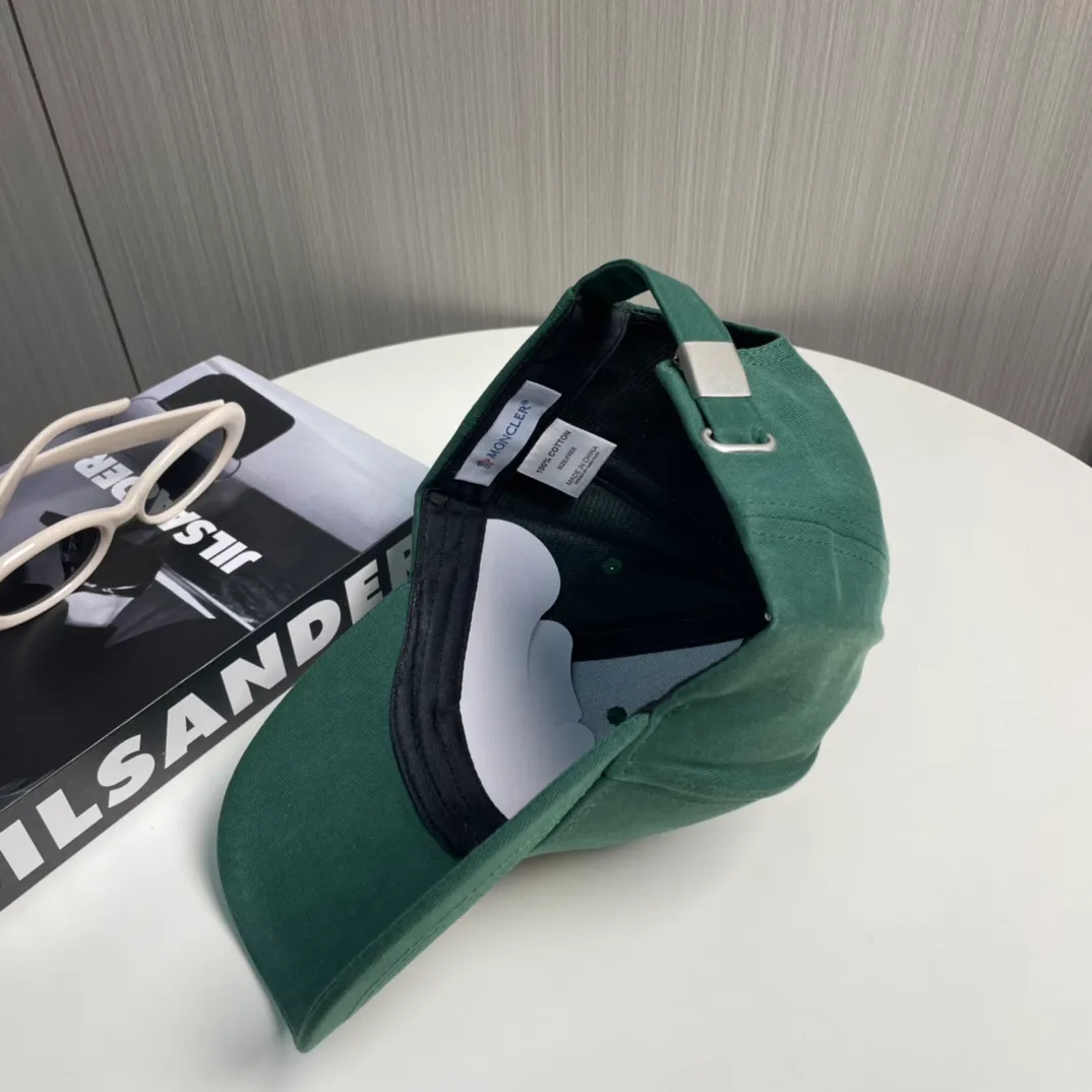 P56 MONCLER new baseball cap, a fashionable street item with a great style, a favorite among Internet celebrities and fashion bloggers! High quality, comfortable and breathable, concave shape looks good