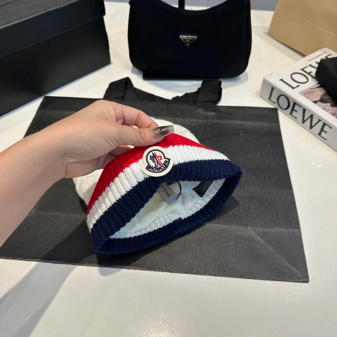 p50 Moncler's new wool beanie is furry on the head. It is warm and comfortable. It is the best partner in winter when paired with a coat or a down jacket.