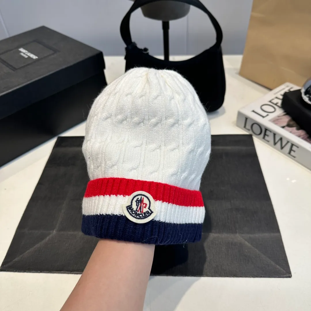 p50 Moncler's new wool beanie is furry on the head. It is warm and comfortable. It is the best partner in winter when paired with a coat or a down jacket.