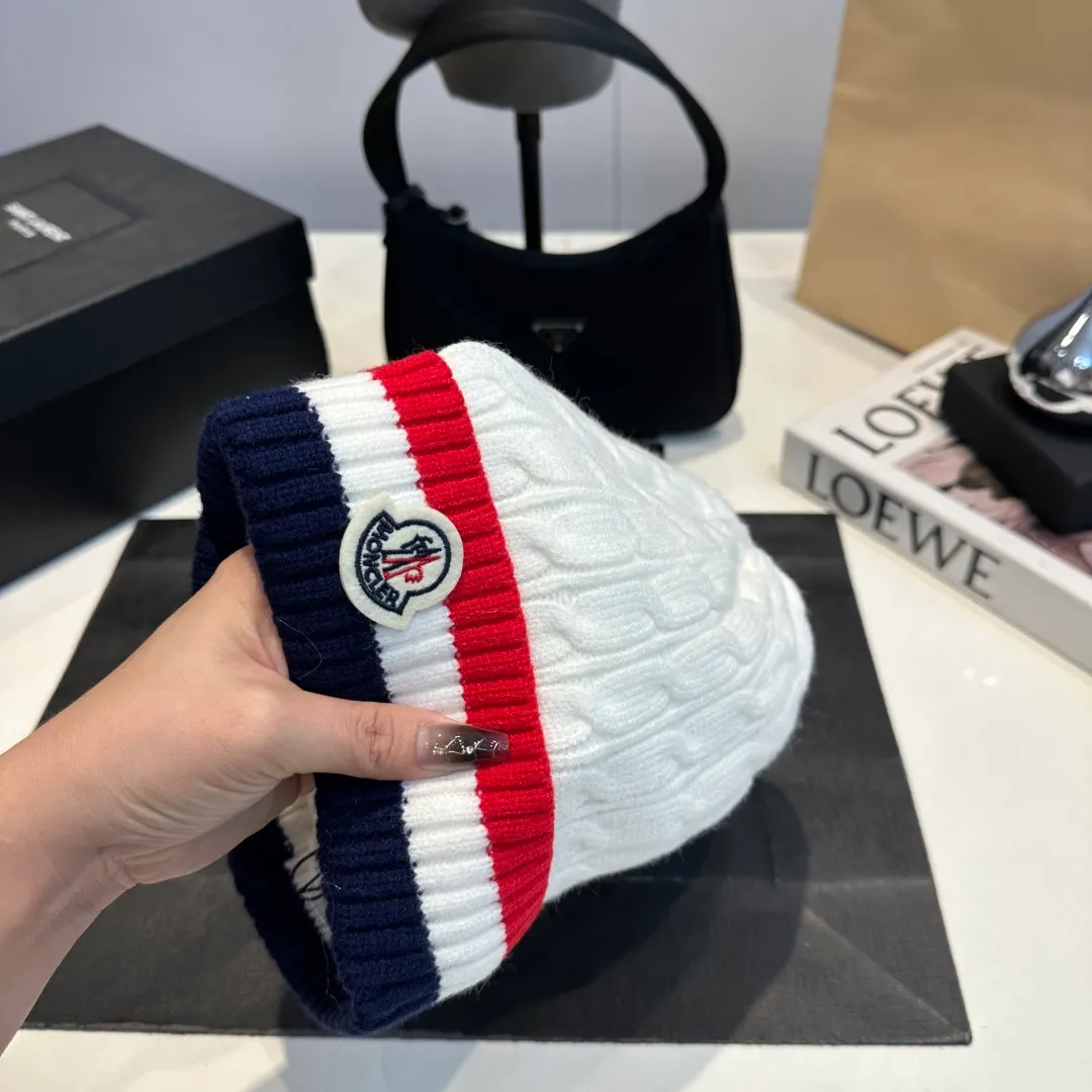 p50 Moncler's new wool beanie is furry on the head. It is warm and comfortable. It is the best partner in winter when paired with a coat or a down jacket.