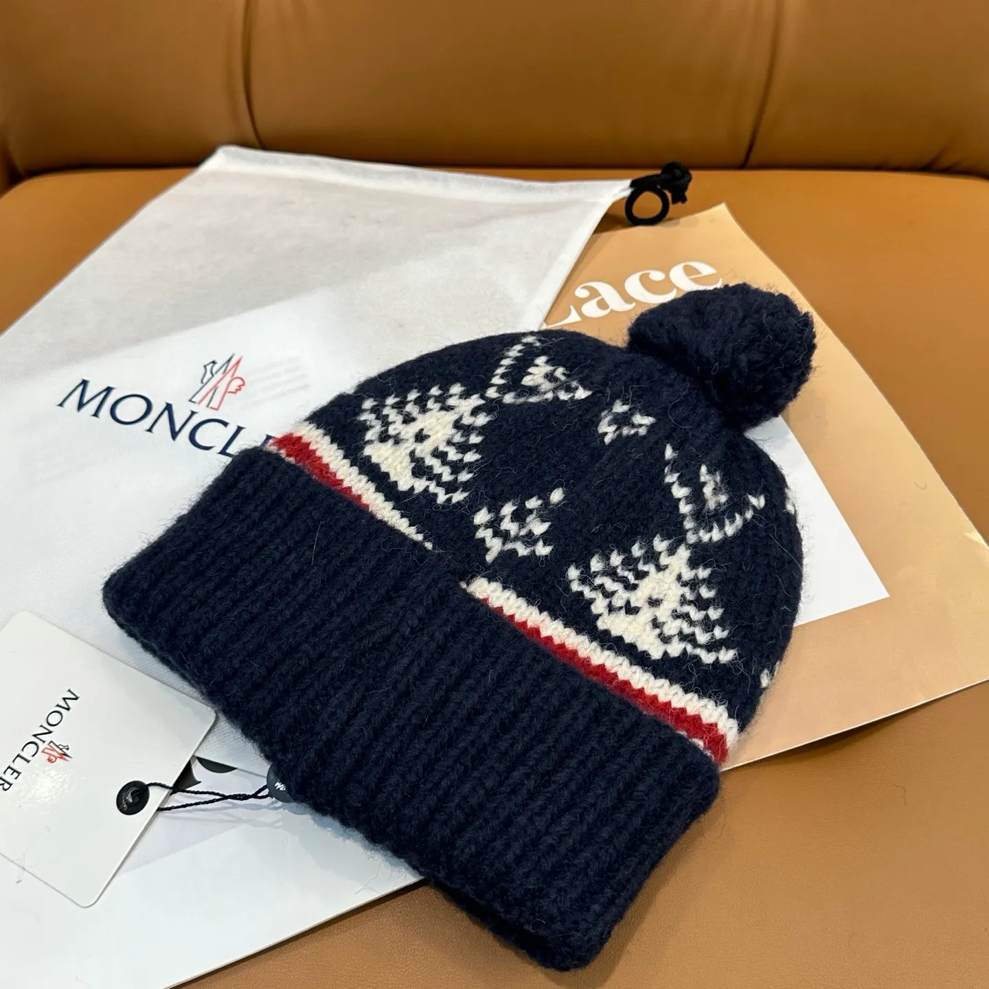P70 high version Moncler knitted hat with mouth, very soft and skin-friendly, very elastic 💓 Textured and very versatile style ~ Warm cashmere woolen hat, one size fits all and elastic ~ Unisex, can be worn by any head size. Super quality, highly recommended