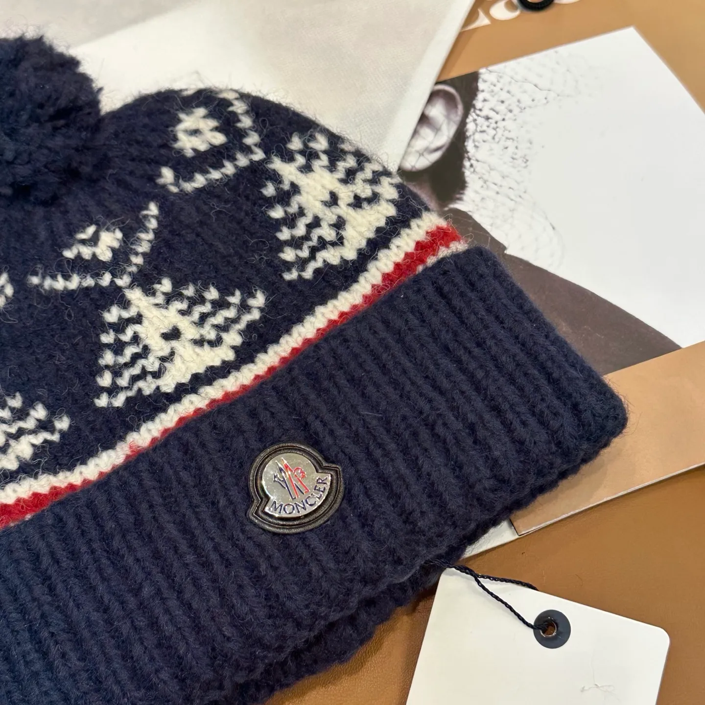 P70 high version Moncler knitted hat with mouth, very soft and skin-friendly, very elastic 💓 Textured and very versatile style ~ Warm cashmere woolen hat, one size fits all and elastic ~ Unisex, can be worn by any head size. Super quality, highly recommended