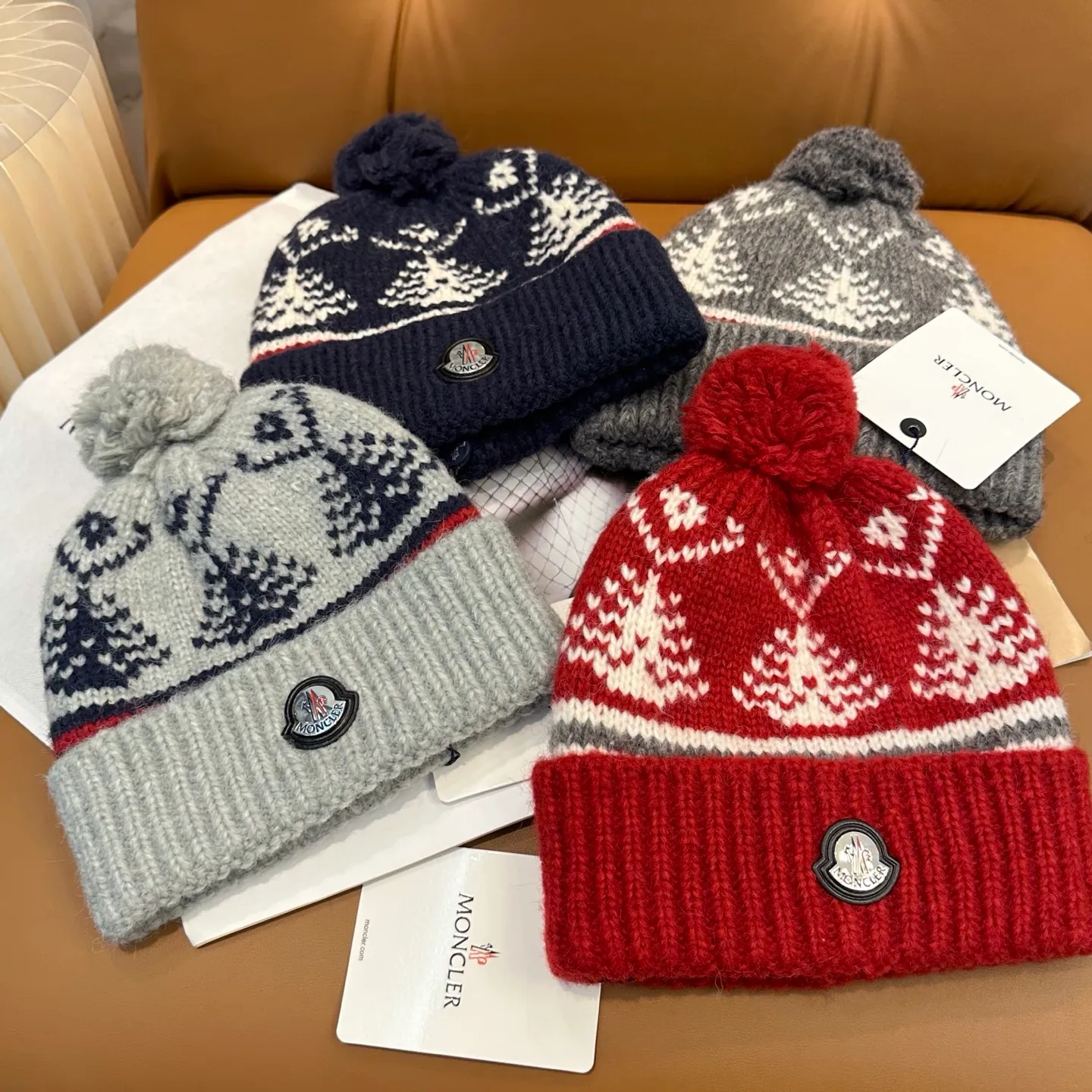 P70 high version Moncler knitted hat with mouth, very soft and skin-friendly, very elastic 💓 Textured and very versatile style ~ Warm cashmere woolen hat, one size fits all and elastic ~ Unisex, can be worn by any head size. Super quality, highly recommended