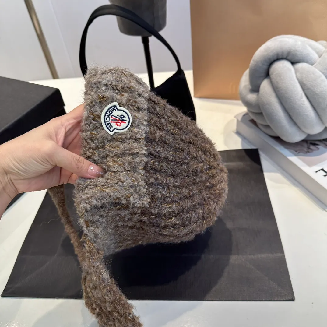 P60 Moncler 💥 New classic knitted hat, very soft and skin-friendly, very elastic 💓 Textured and very versatile style ~ Warm cashmere wool hat, one size fits all and elastic ~ Unisex, can be worn by any head size