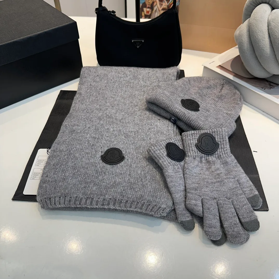 P110 Moncler wool knitted three-piece set, gloves + hat + scarf set ❄️ Wool knitted, super cute with cashmere scarf, a must-have for autumn and winter
