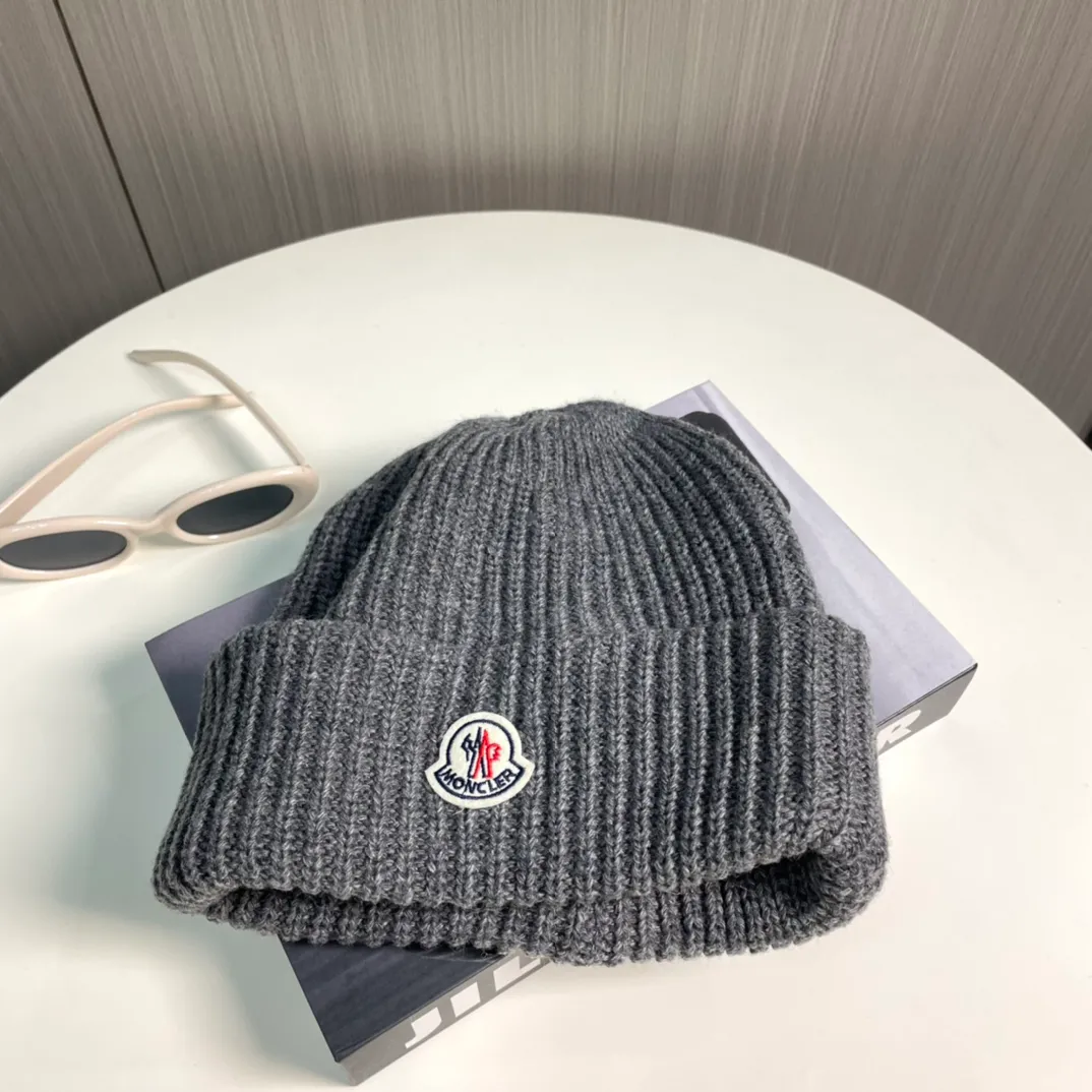 P50 Moncler Moncler 2024 early autumn and winter classic knitted hat, original replica. Very soft and skin-friendly, very elastic 💓 Textured and very versatile style ~ Warm cashmere woolen hat, one size fits all and elastic ~ Unisex, can be worn by any head size. Super quality, highly recommended