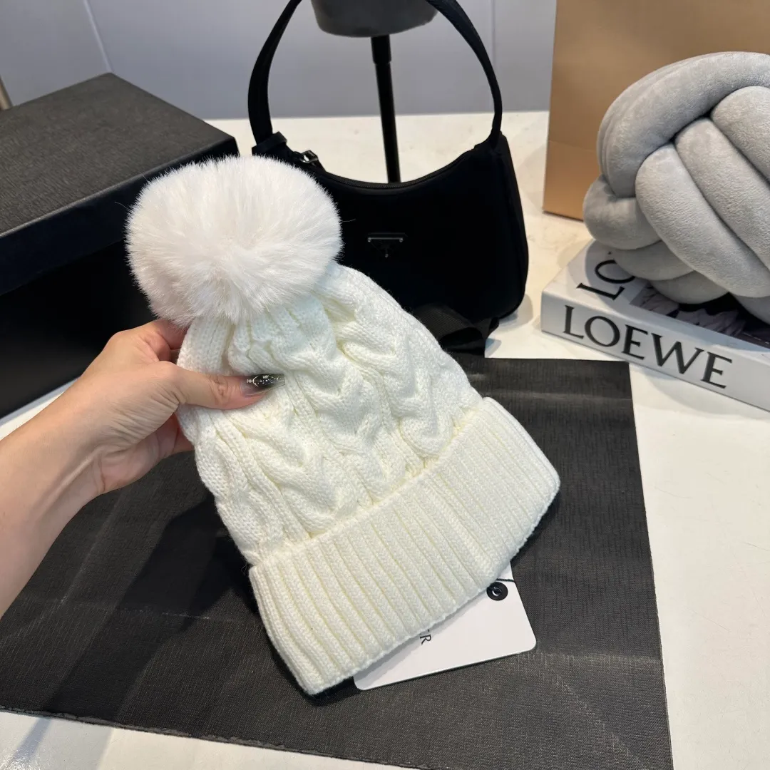 P70 Moncler hooded twist warm wool hat, sweet and cool style get! Reduce your age and make your face appear smaller. I’d like to share it with you all. The four colors match well and the breasts are so milky~
