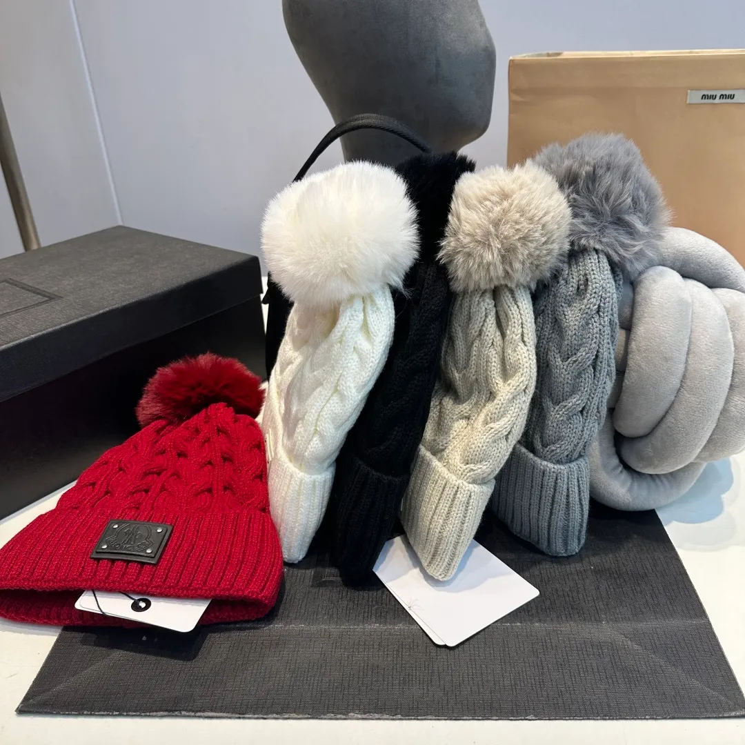 P70 Moncler hooded twist warm wool hat, sweet and cool style get! Reduce your age and make your face appear smaller. I’d like to share it with you all. The four colors match well and the breasts are so milky~