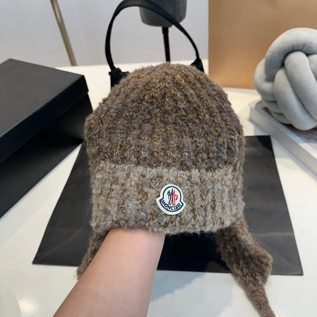 P60 Moncler 💥 New classic knitted hat, very soft and skin-friendly, very elastic 💓 Textured and very versatile style ~ Warm cashmere wool hat, one size fits all and elastic ~ Unisex, can be worn by any head size