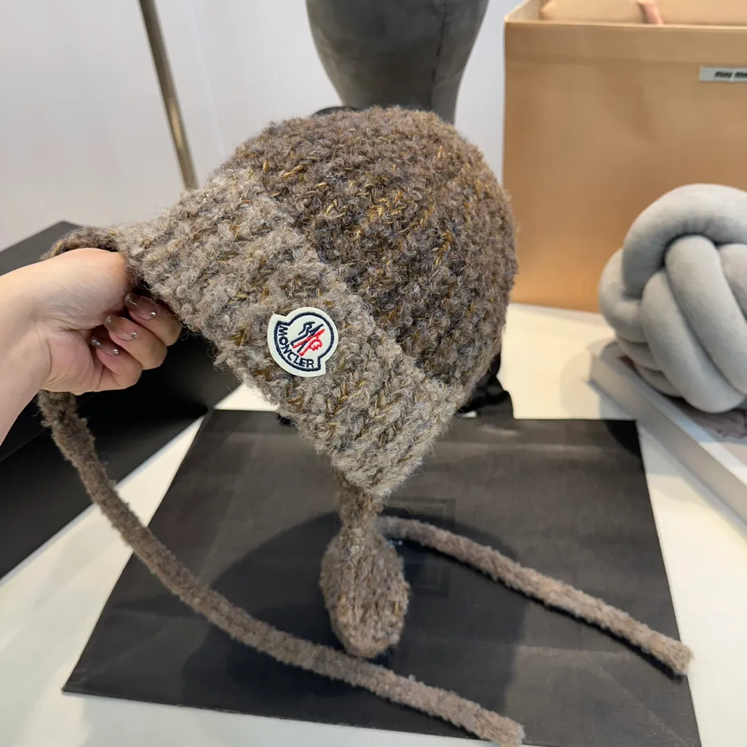 P60 Moncler 💥 New classic knitted hat, very soft and skin-friendly, very elastic 💓 Textured and very versatile style ~ Warm cashmere wool hat, one size fits all and elastic ~ Unisex, can be worn by any head size
