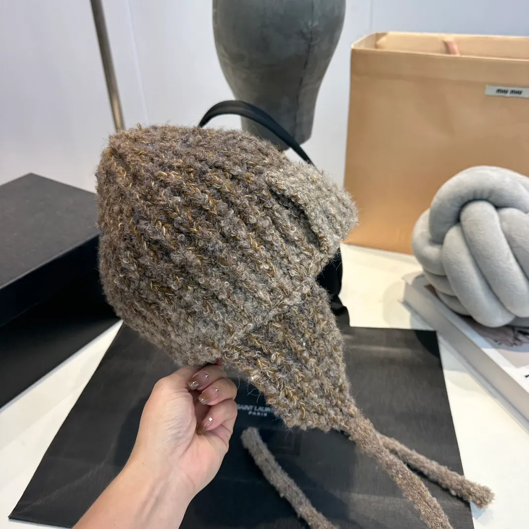 P60 Moncler 💥 New classic knitted hat, very soft and skin-friendly, very elastic 💓 Textured and very versatile style ~ Warm cashmere wool hat, one size fits all and elastic ~ Unisex, can be worn by any head size