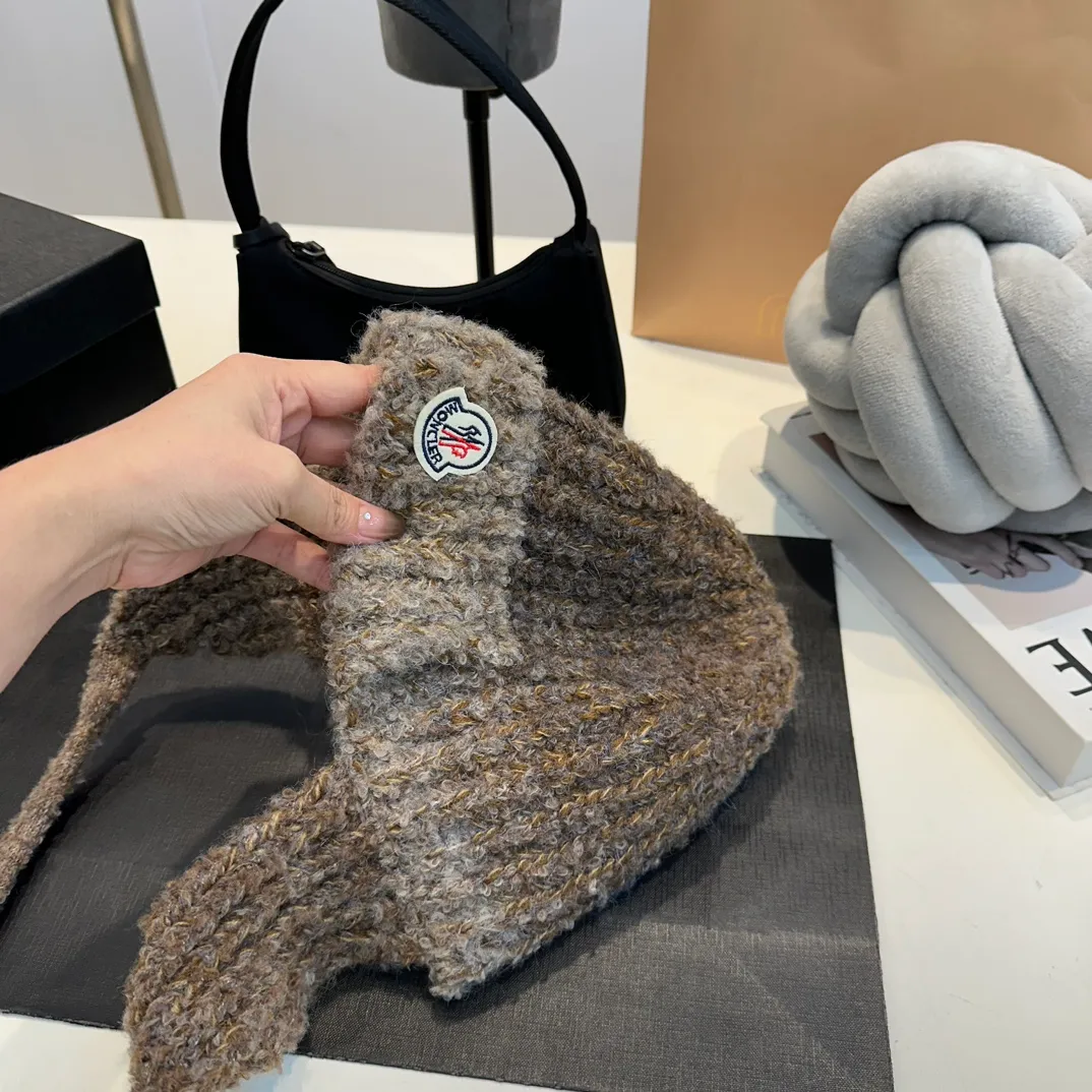 P60 Moncler 💥 New classic knitted hat, very soft and skin-friendly, very elastic 💓 Textured and very versatile style ~ Warm cashmere wool hat, one size fits all and elastic ~ Unisex, can be worn by any head size
