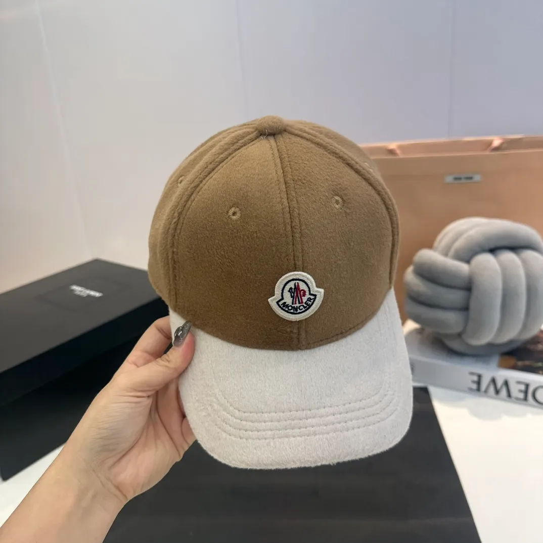 P60 moncler baseball cap, a must-have for no-makeup makeup. It looks cool when paired with sweaters and T-shirts! The days when I don’t wash my hair all depend on this hat~