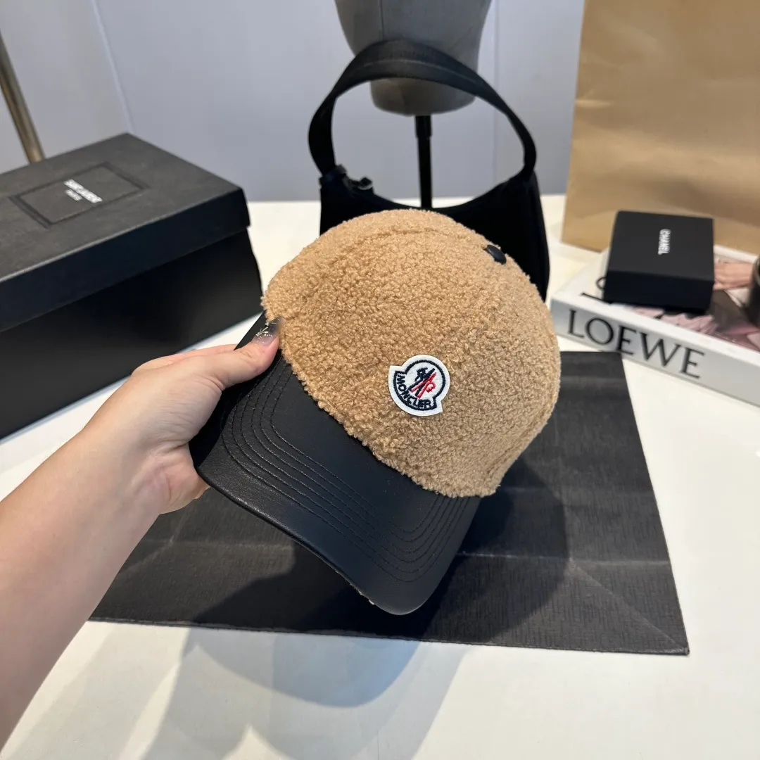 P 54 MONCLER lambswool and leather baseball cap with mouth, suitable for young and fashionable people, with strong visual effect, three-dimensional letters, good-looking and high-quality!