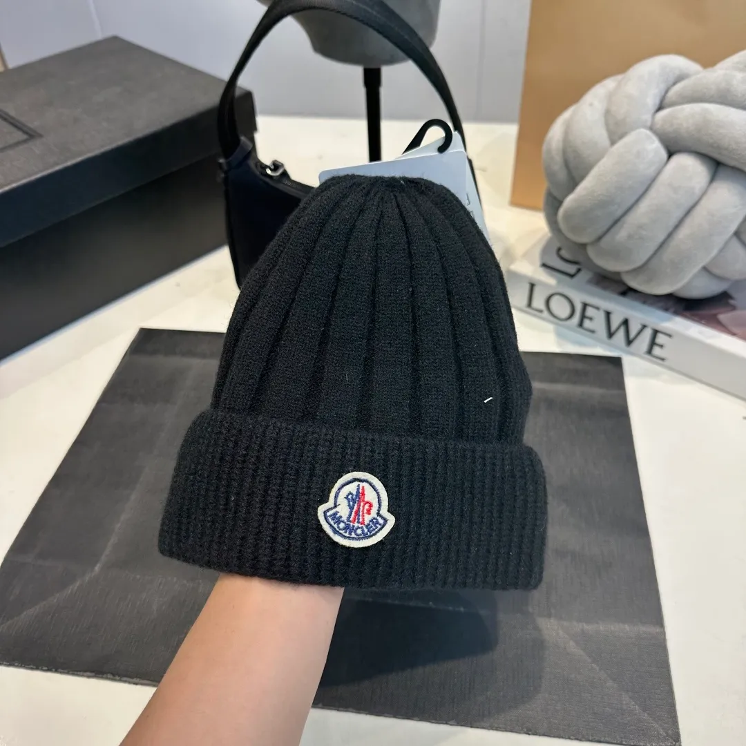 P50 Moncler 2025 early autumn and winter classic knitted hat, original replica. Very soft and skin-friendly, very elastic 💓 Textured and very versatile style ~ Warm cashmere woolen hat, one size fits all and elastic ~ Unisex, can be worn by any head circumference. Super good quality, highly recommended