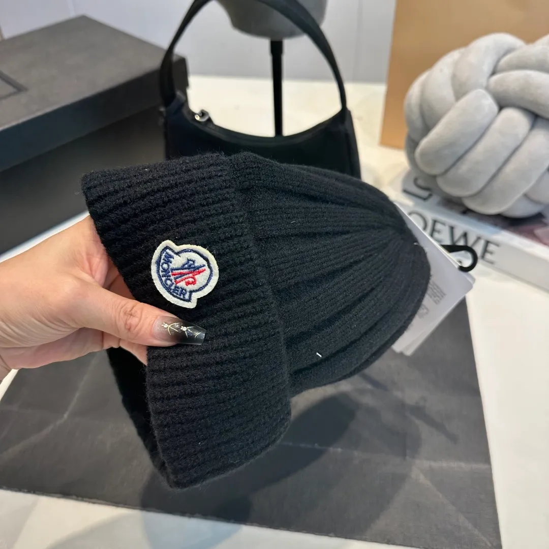 P50 Moncler 2025 early autumn and winter classic knitted hat, original replica. Very soft and skin-friendly, very elastic 💓 Textured and very versatile style ~ Warm cashmere woolen hat, one size fits all and elastic ~ Unisex, can be worn by any head circumference. Super good quality, highly recommended