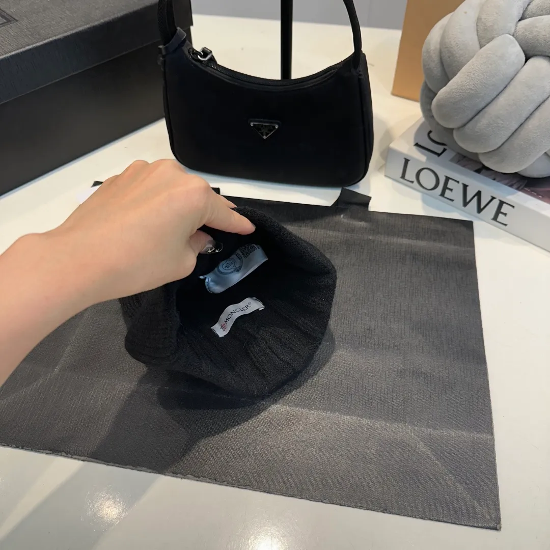 P50 Moncler 2025 early autumn and winter classic knitted hat, original replica. Very soft and skin-friendly, very elastic 💓 Textured and very versatile style ~ Warm cashmere woolen hat, one size fits all and elastic ~ Unisex, can be worn by any head circumference. Super good quality, highly recommended