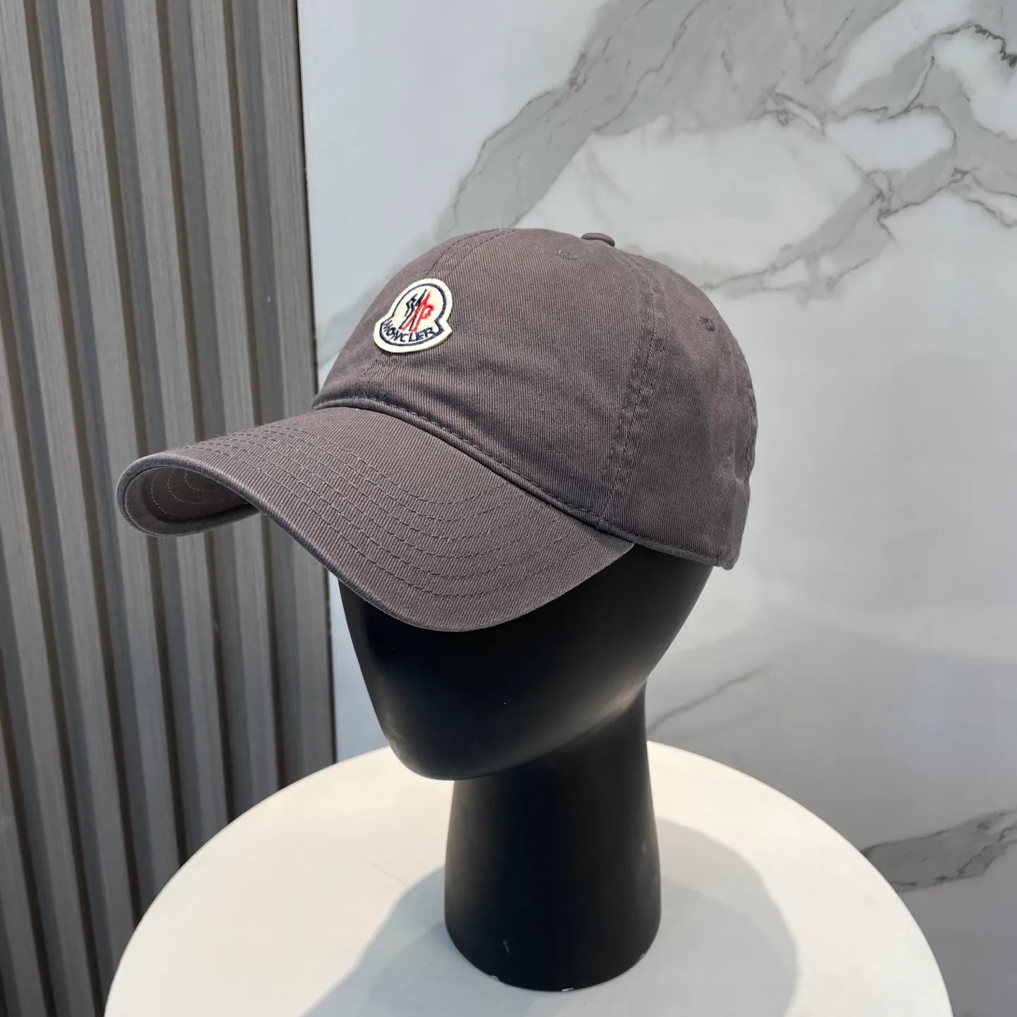 P50 MONCLER new baseball cap, a fashionable street item with a very good style, a favorite among Internet celebrities and fashion bloggers! High quality, comfortable and breathable, concave shape looks good