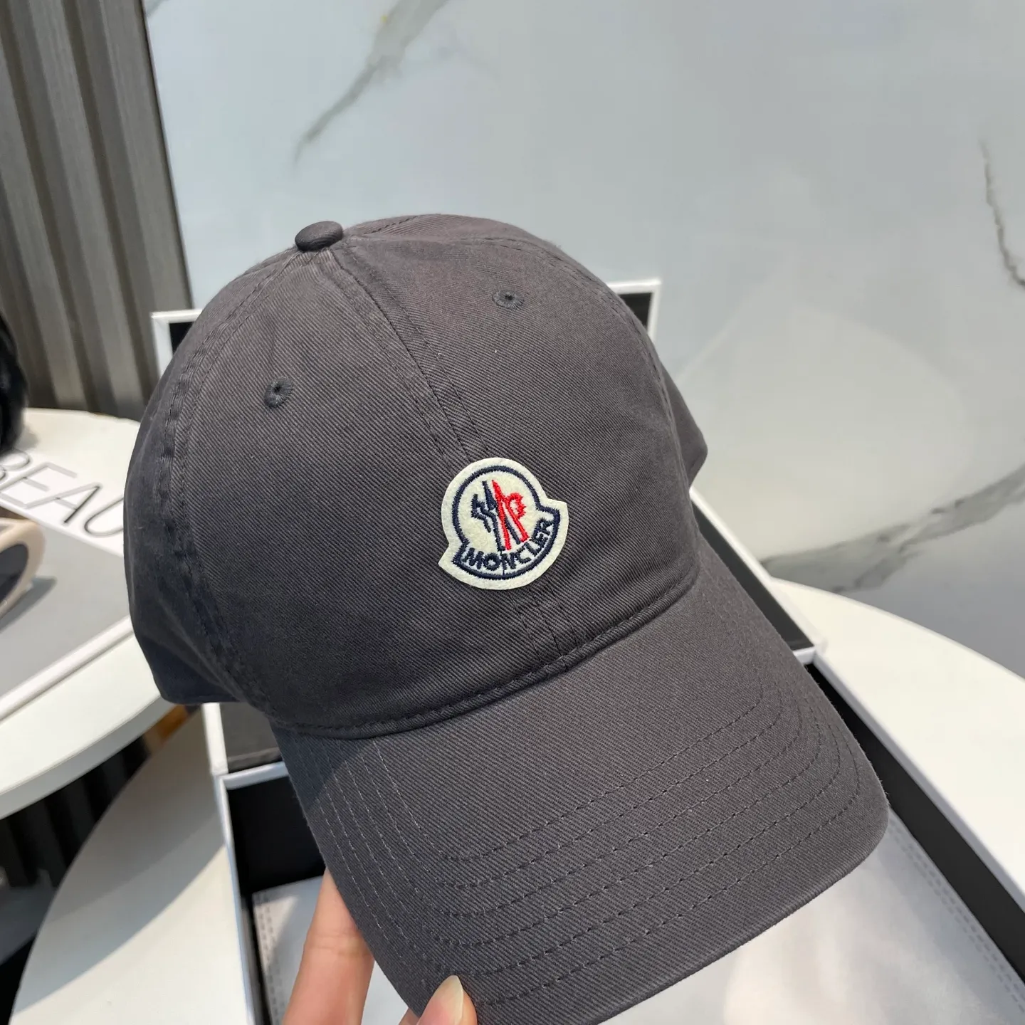 P50 MONCLER new baseball cap, a fashionable street item with a very good style, a favorite among Internet celebrities and fashion bloggers! High quality, comfortable and breathable, concave shape looks good