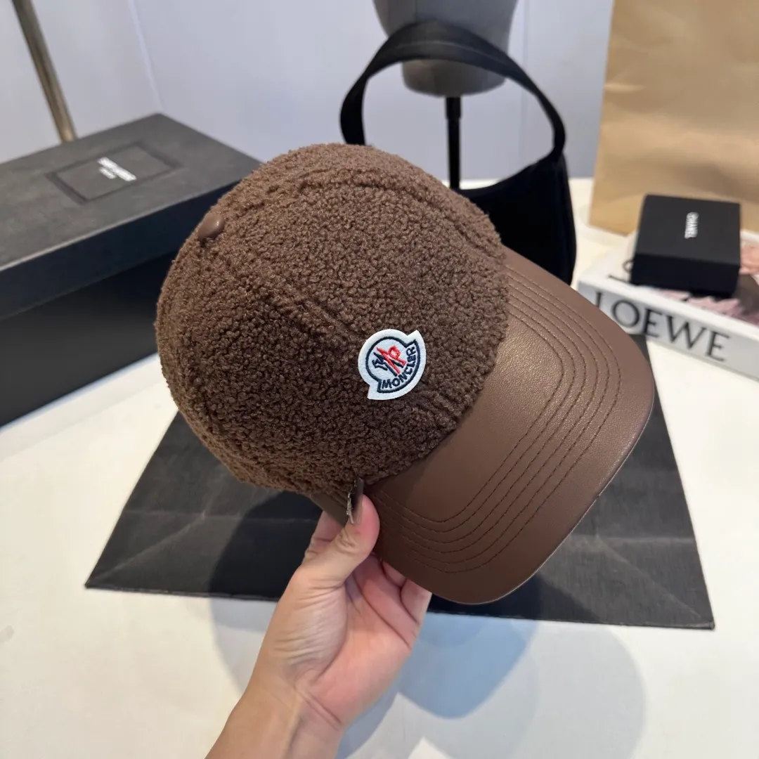 P 54 MONCLER lambswool and leather baseball cap with mouth, suitable for young and fashionable people, with strong visual effect, three-dimensional letters, good-looking and high-quality!