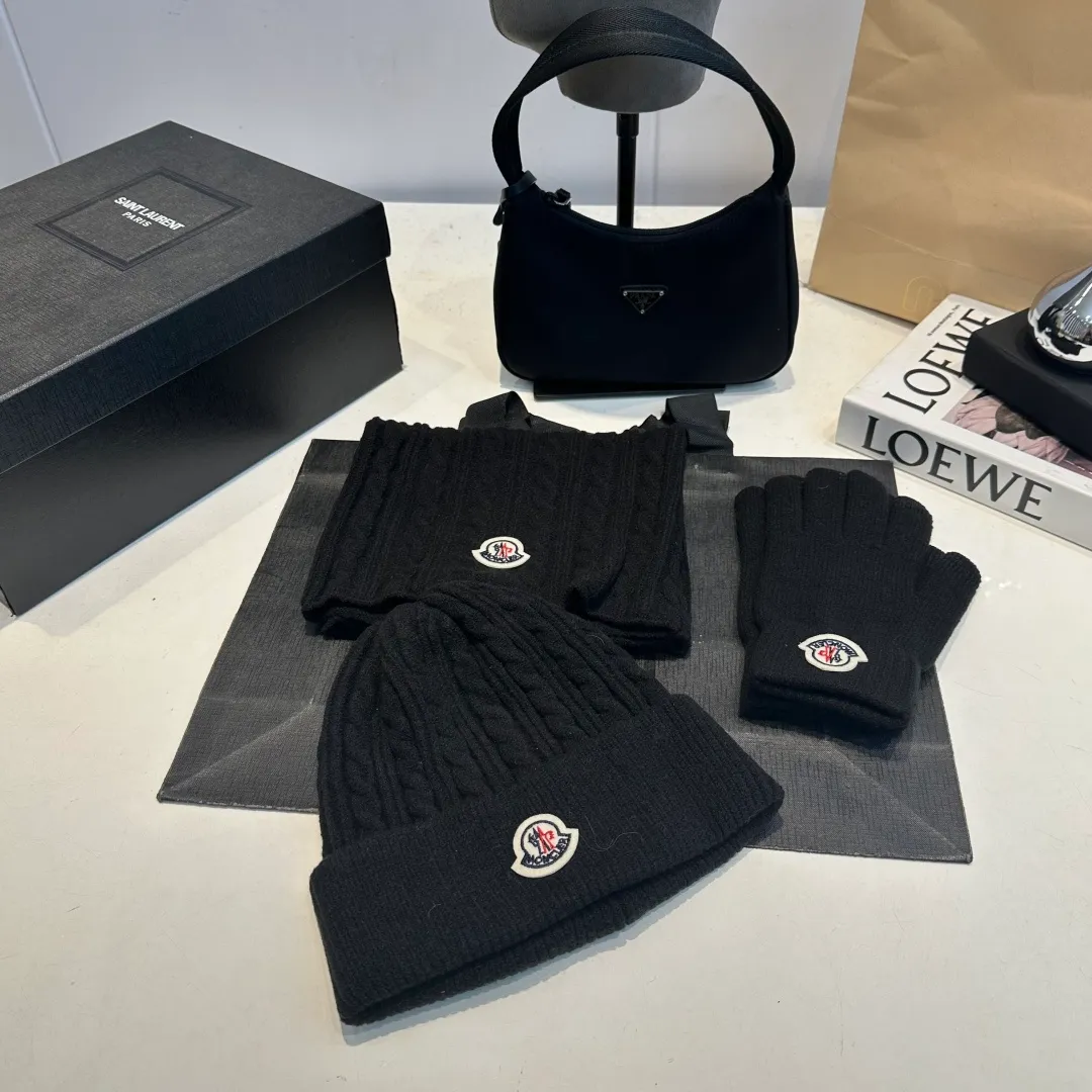 p140 Moncler muzzle suit hat + gloves + scarf autumn and winter style knitted beanie. This must be a minimalist favorite. It is clean, neat, fashionable and versatile, and will never be picky about your face shape! A fashionable classic that lasts forever! Both men and women are welcome!