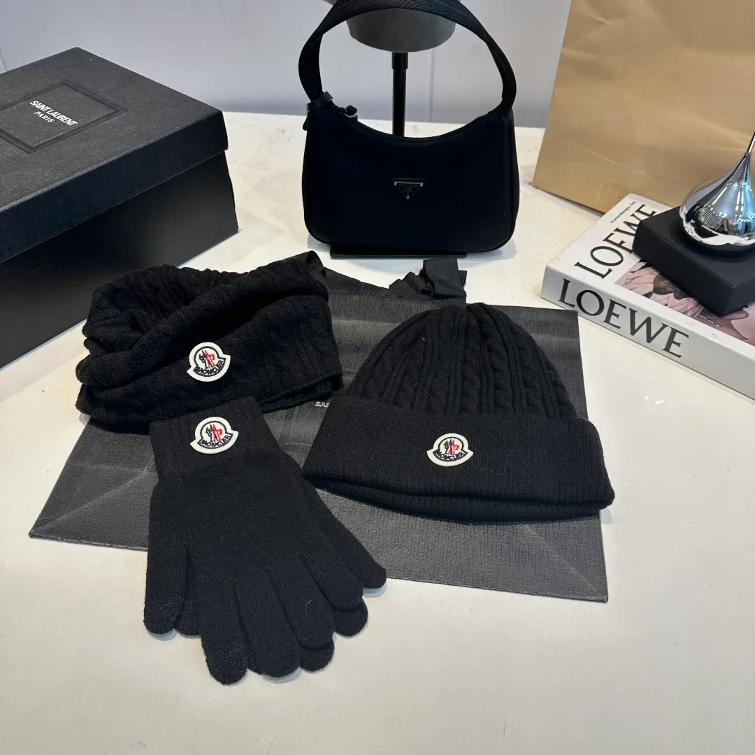 p140 Moncler muzzle suit hat + gloves + scarf autumn and winter style knitted beanie. This must be a minimalist favorite. It is clean, neat, fashionable and versatile, and will never be picky about your face shape! A fashionable classic that lasts forever! Both men and women are welcome!