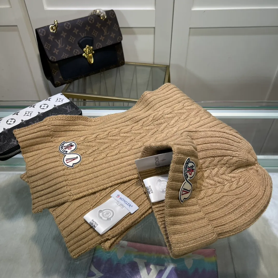 P170 MONCLER classic suit hat! Hat ➕Scarf! Cashmere and Rabbit Velvet Quality! It's warm and super comfortable~A great tool for young ladies to reduce their age in winter~This winter, all you need is a set of hats~It's warm and fashionable! Unisex model! Can be made as a couple model! Complete range of anti-counterfeiting labels and elevators! Many styles, welcome to choose!!