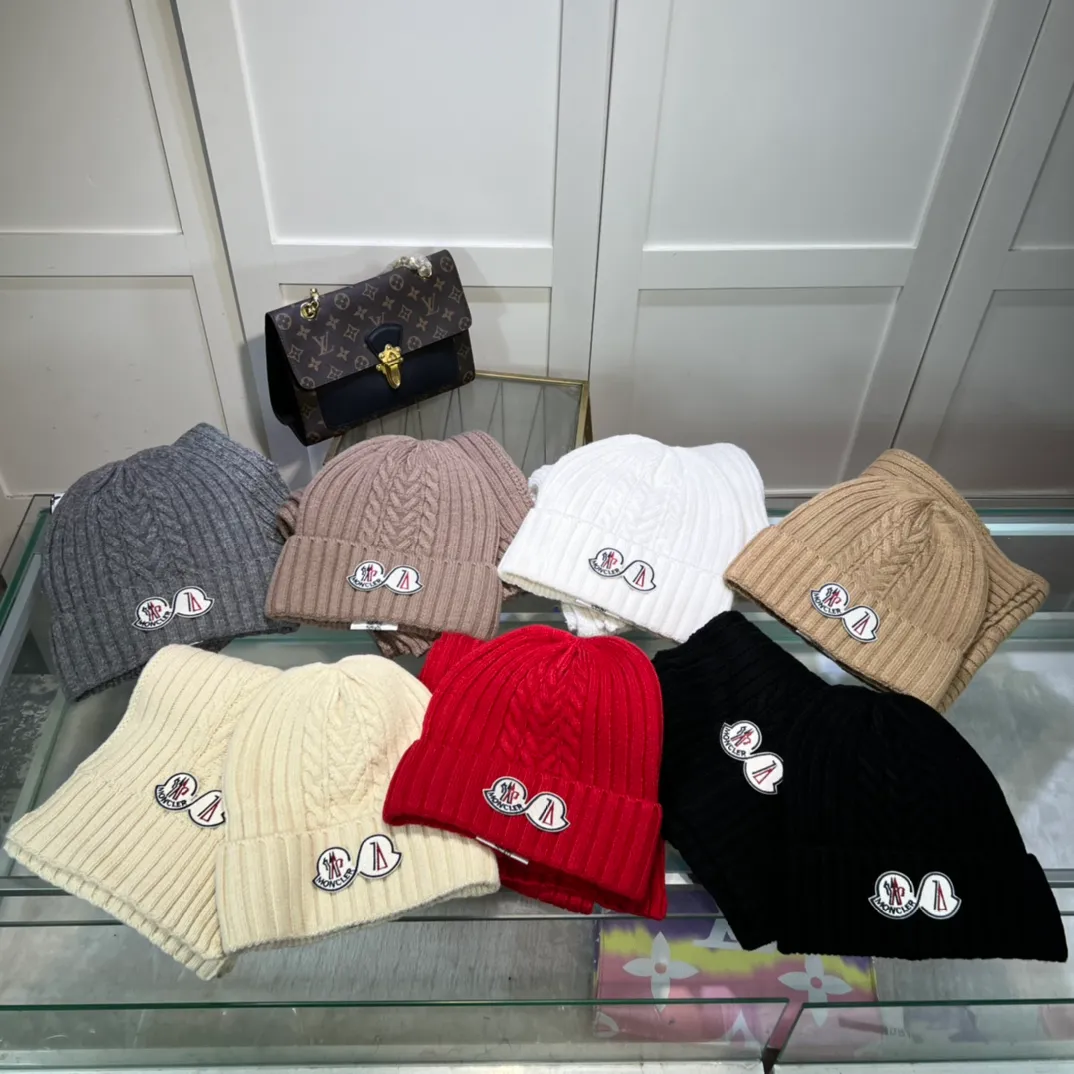 P170 MONCLER classic suit hat! Hat ➕Scarf! Cashmere and Rabbit Velvet Quality! It's warm and super comfortable~A great tool for young ladies to reduce their age in winter~This winter, all you need is a set of hats~It's warm and fashionable! Unisex model! Can be made as a couple model! Complete range of anti-counterfeiting labels and elevators! Many styles, welcome to choose!!