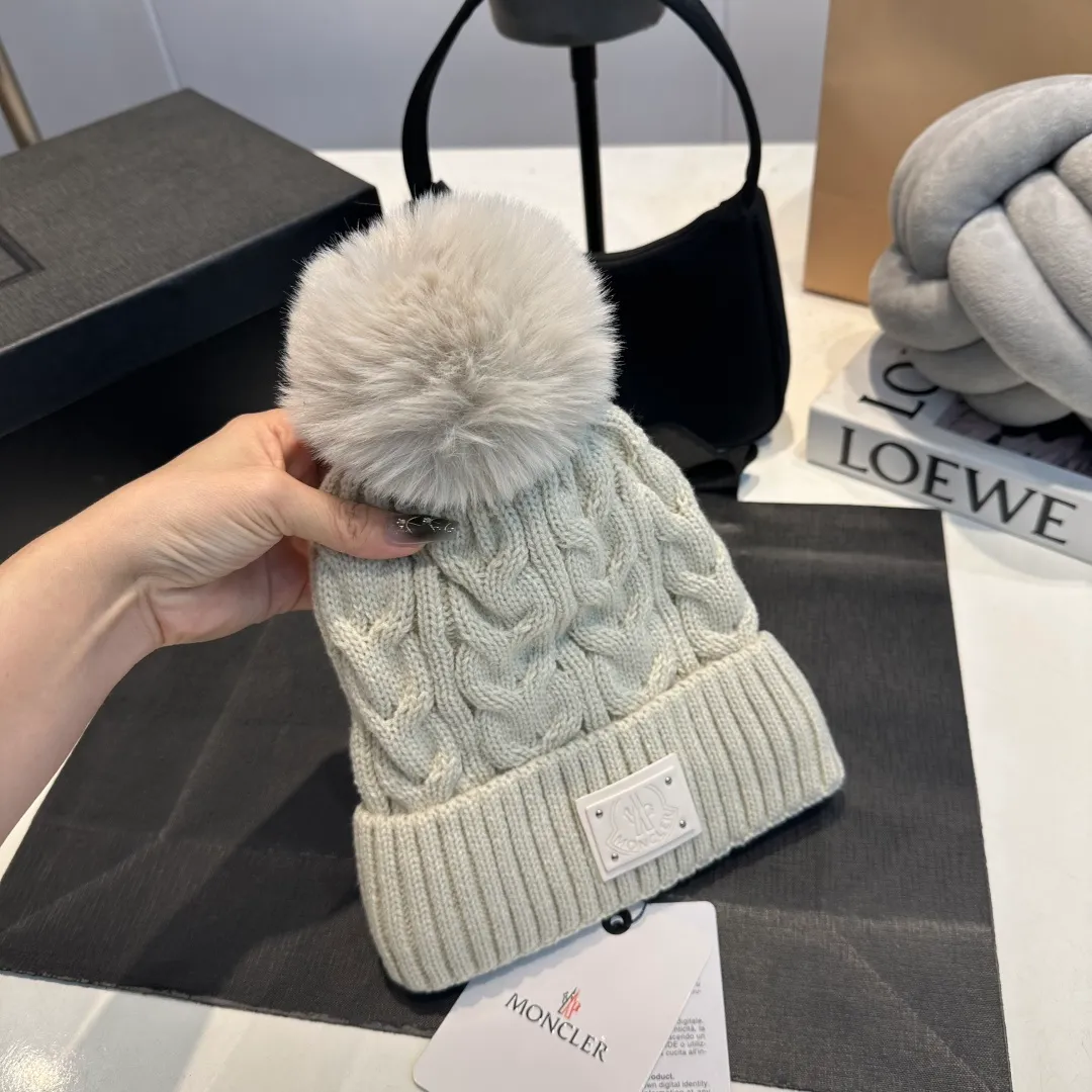 P70 Moncler hooded twist warm wool hat, sweet and cool style get! Reduce your age and make your face appear smaller. I’d like to share it with you all. The four colors match well and the breasts are so milky~