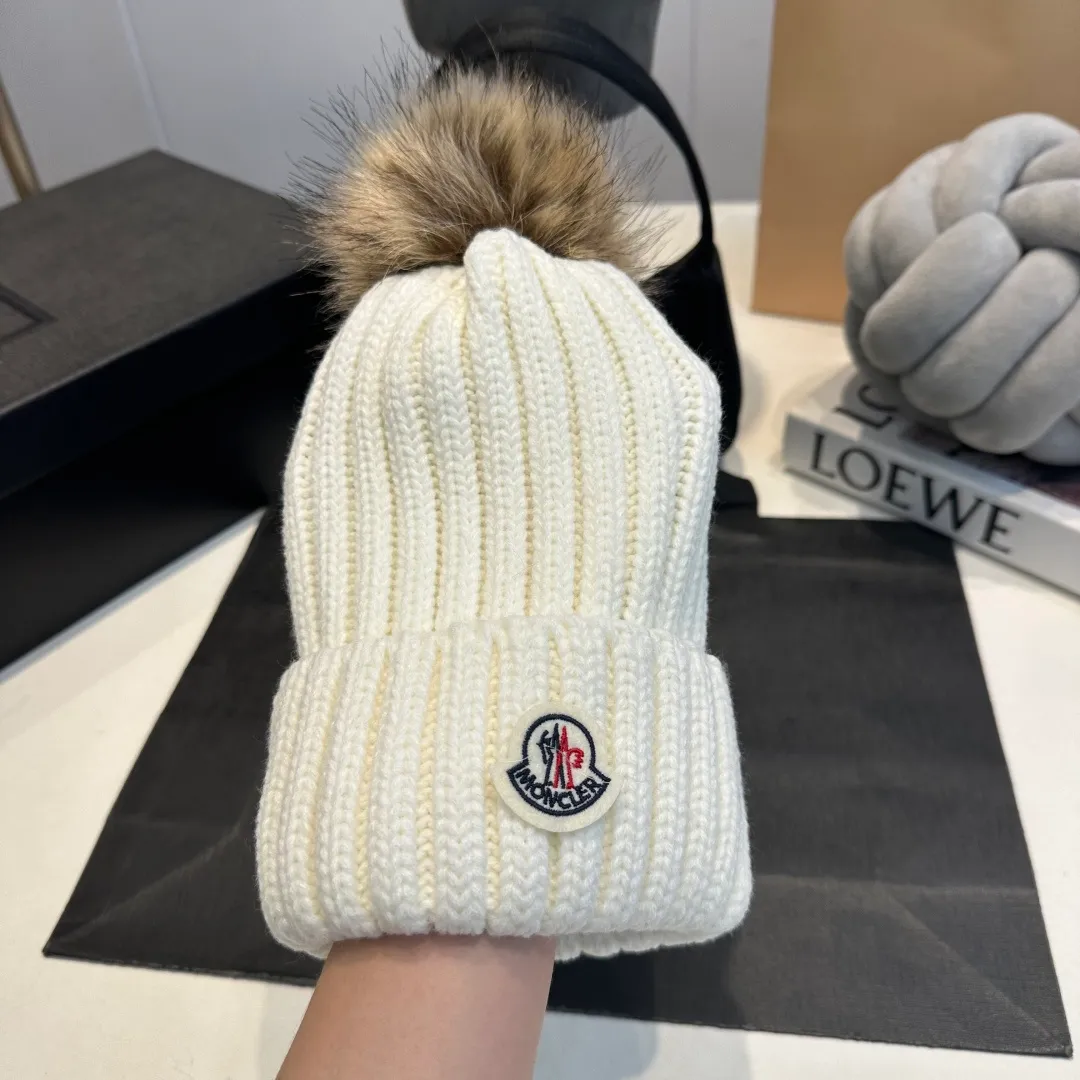 P50 high version Moncler Moncler 💥 Official website classic knitted hat, replica of the original. Very soft and skin-friendly, very elastic 💓 Textured and very versatile style ~ Warm cashmere woolen hat, one size fits all and elastic ~ Unisex, can be worn by any head size. Super quality, highly recommended