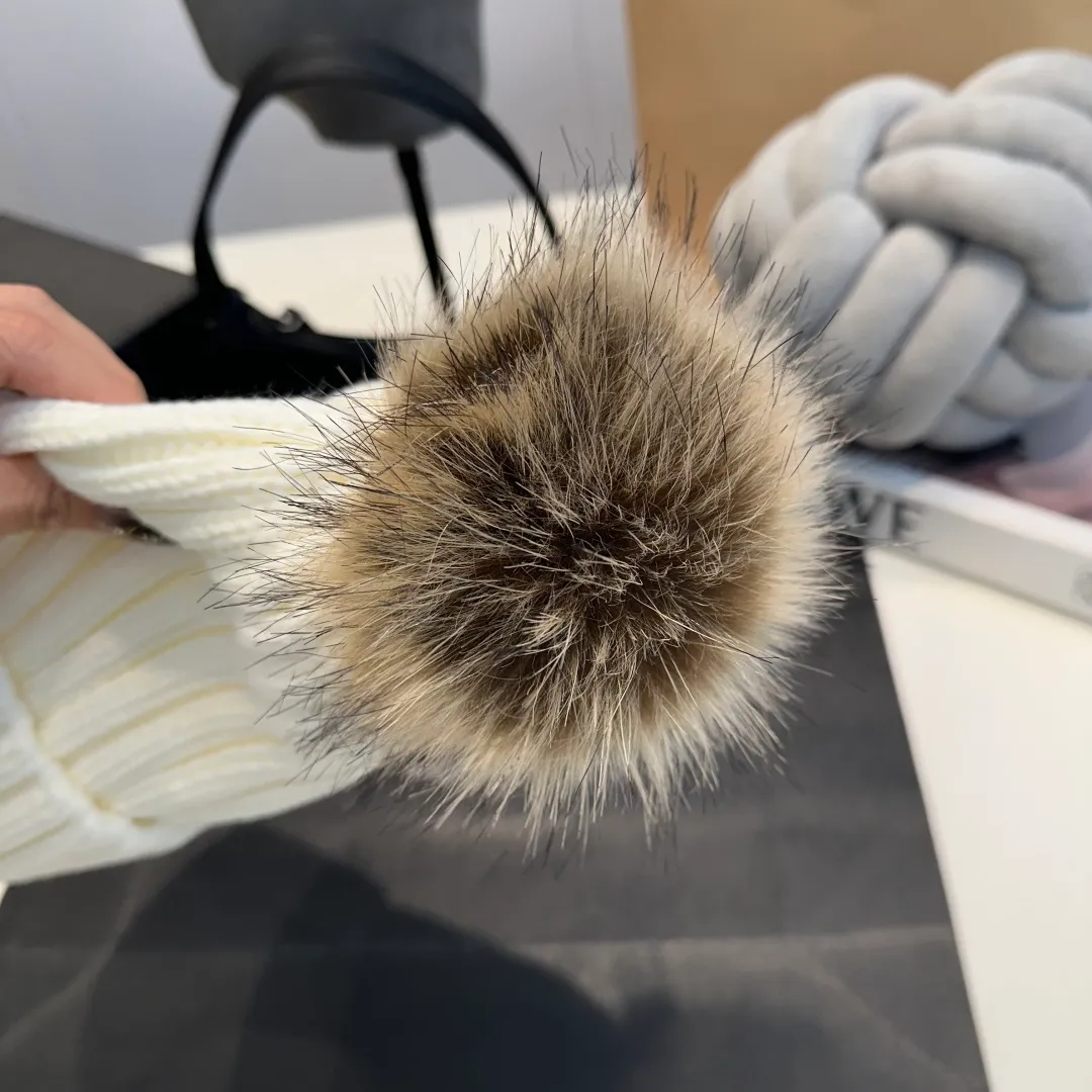 P50 high version Moncler Moncler 💥 Official website classic knitted hat, replica of the original. Very soft and skin-friendly, very elastic 💓 Textured and very versatile style ~ Warm cashmere woolen hat, one size fits all and elastic ~ Unisex, can be worn by any head size. Super quality, highly recommended