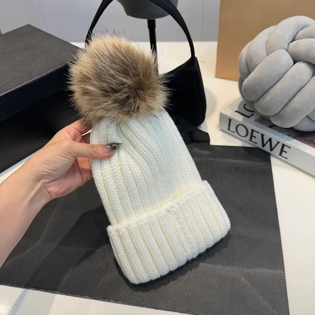 P50 high version Moncler Moncler 💥 Official website classic knitted hat, replica of the original. Very soft and skin-friendly, very elastic 💓 Textured and very versatile style ~ Warm cashmere woolen hat, one size fits all and elastic ~ Unisex, can be worn by any head size. Super quality, highly recommended