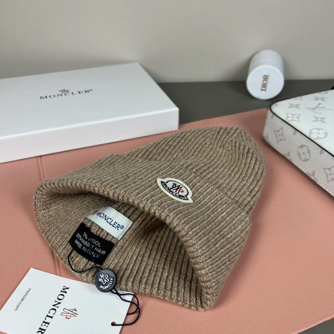 P50 comes with dust bag 🌺【MONCLER】Official website classic model, pay attention to the quality, the only one in the market that pays attention to quality details, 70% wool, 30% rabbit fur knitted hat! The same style for men and women, thicker and warmer, fashionable and popular 🌸First-class quality, the best brand for warmth in autumn and winter, order now, limited edition
