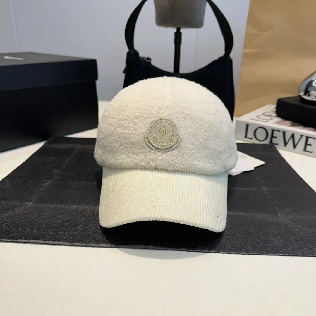 P70 Moncler Mouth Logo Baseball Cap, a must-have item for no-makeup makeup. It looks cool when paired with sweaters and T-shirts! The days when I don’t wash my hair all depend on this hat~