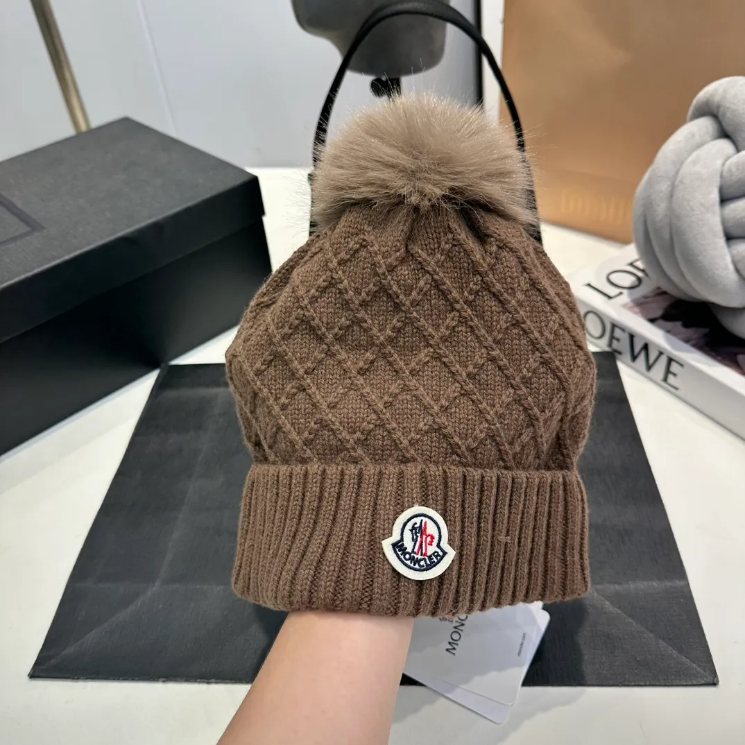 P80 Moncler👒high-end genuine exclusive style, hemp flower knitted hat, made of selected wool, skin-friendly and super soft‼ ️Paired with fox fur balls, it is very age-reducing‼ ️Complete trademark hangtags