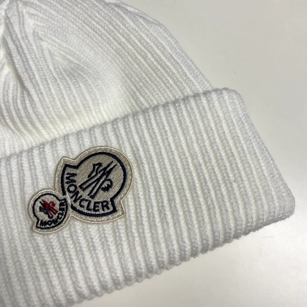 P56 comes with a dust bag for Moncler💥 Official website classic knitted hat, original replica. Very soft and skin-friendly, very elastic 💓 Textured and very versatile style ~ Warm cashmere woolen hat, one size fits all and elastic ~ Unisex, can be worn by any head size. Super quality, highly recommended