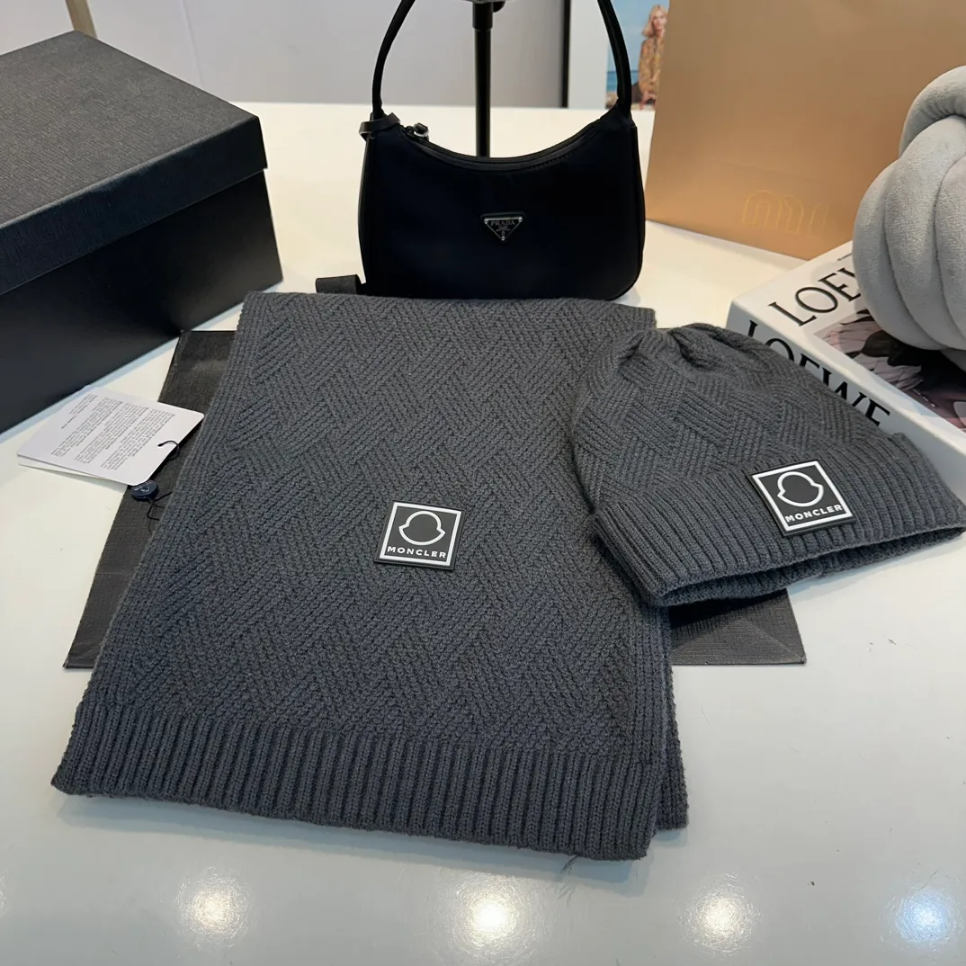 P110 MONCLER classic suit hat! Hat ➕Scarf! Cashmere and Rabbit Velvet Quality! It's warm and super comfortable~A great tool for young ladies to reduce their age in winter~This winter, all you need is a set of hats~It's warm and fashionable! Unisex model! Can be made as a couple model! Complete range of anti-counterfeiting labels and elevators! Many styles, welcome to choose!!
