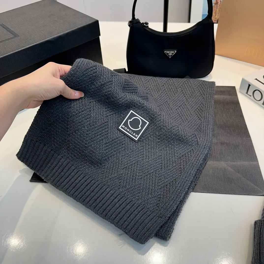 P110 MONCLER classic suit hat! Hat ➕Scarf! Cashmere and Rabbit Velvet Quality! It's warm and super comfortable~A great tool for young ladies to reduce their age in winter~This winter, all you need is a set of hats~It's warm and fashionable! Unisex model! Can be made as a couple model! Complete range of anti-counterfeiting labels and elevators! Many styles, welcome to choose!!