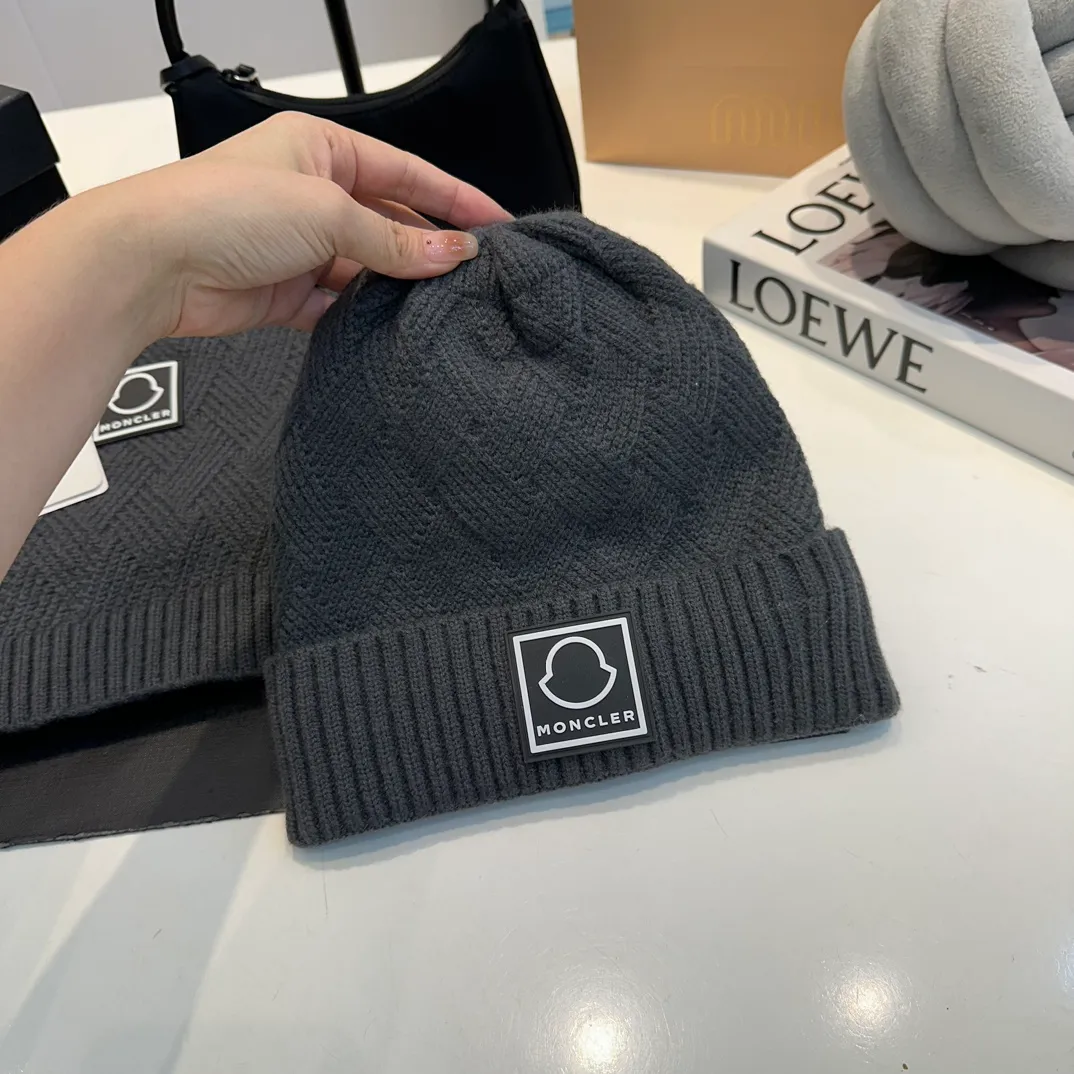 P110 MONCLER classic suit hat! Hat ➕Scarf! Cashmere and Rabbit Velvet Quality! It's warm and super comfortable~A great tool for young ladies to reduce their age in winter~This winter, all you need is a set of hats~It's warm and fashionable! Unisex model! Can be made as a couple model! Complete range of anti-counterfeiting labels and elevators! Many styles, welcome to choose!!