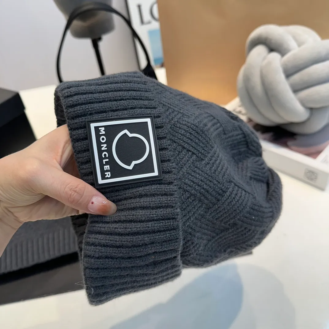 P110 MONCLER classic suit hat! Hat ➕Scarf! Cashmere and Rabbit Velvet Quality! It's warm and super comfortable~A great tool for young ladies to reduce their age in winter~This winter, all you need is a set of hats~It's warm and fashionable! Unisex model! Can be made as a couple model! Complete range of anti-counterfeiting labels and elevators! Many styles, welcome to choose!!