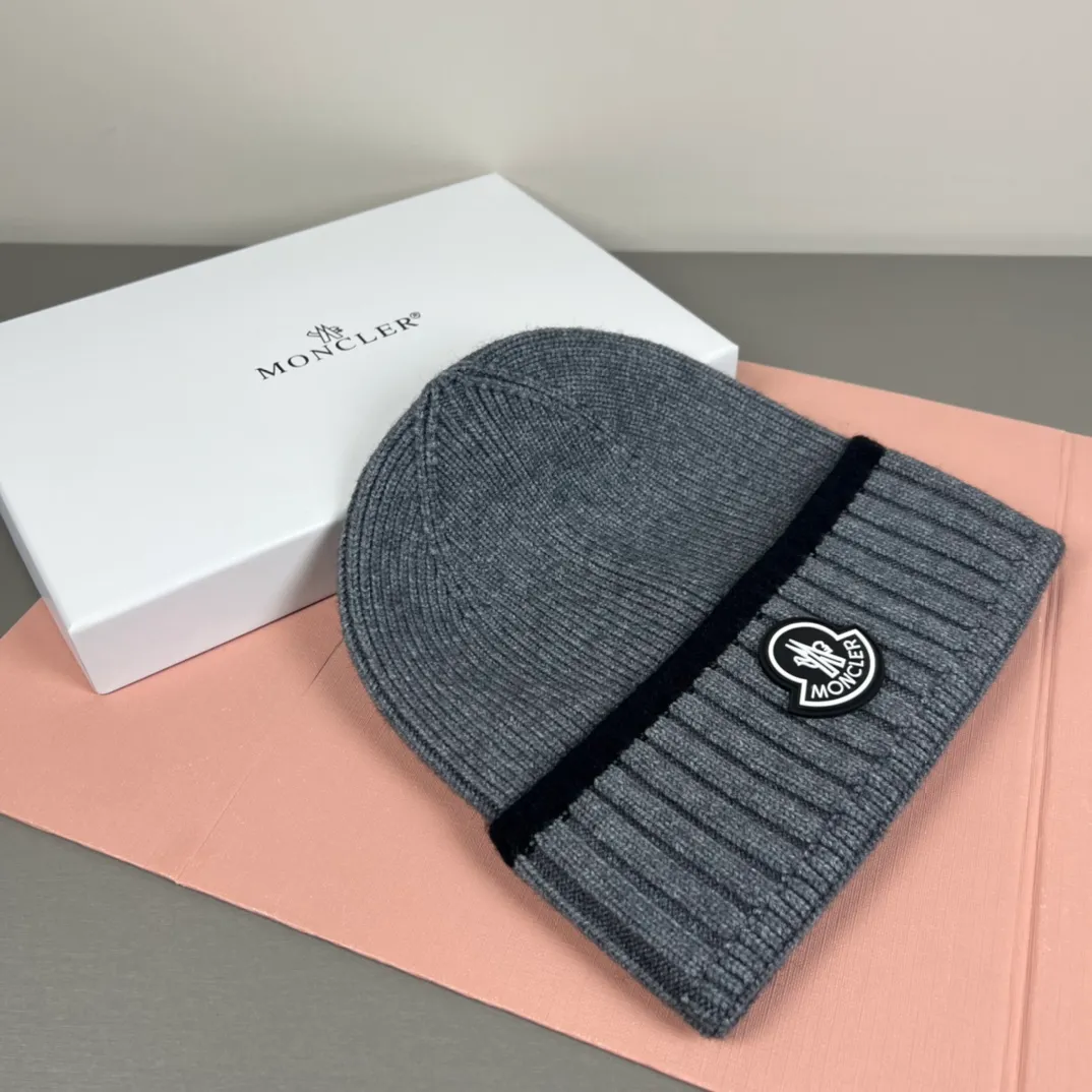 P56 comes with dust bag MONCLER mouth covering 🎩Good quality, high-end atmosphere, super popular 💖The texture is great, it is very easy to match when out on the street! Fashion trends! A must-have item for going out, the same style for men and women, get it now!