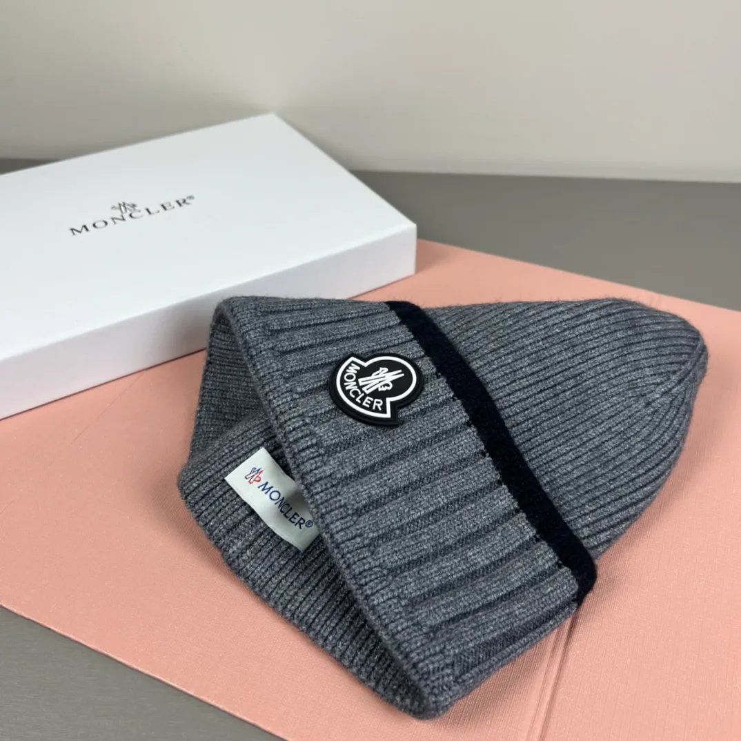 P56 comes with dust bag MONCLER mouth covering 🎩Good quality, high-end atmosphere, super popular 💖The texture is great, it is very easy to match when out on the street! Fashion trends! A must-have item for going out, the same style for men and women, get it now!