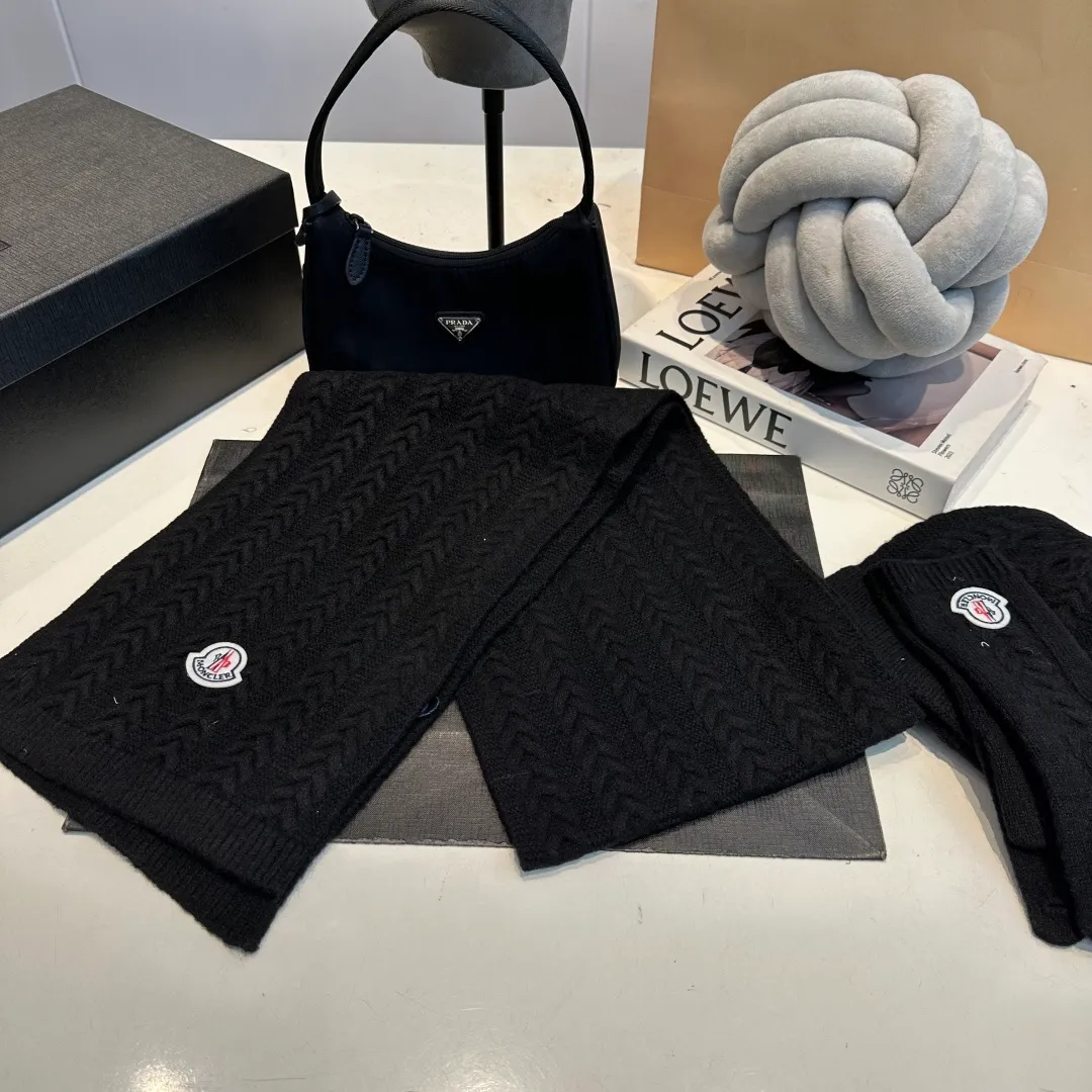 P160 Moncler muzzle suit autumn and winter style cuffed wool knitted beanie High quality customization! This must be my favorite of minimalism. It is clean, neat, fashionable and versatile, and will definitely not be picky about your face shape! A fashionable classic that lasts forever! Both men and women are welcome!