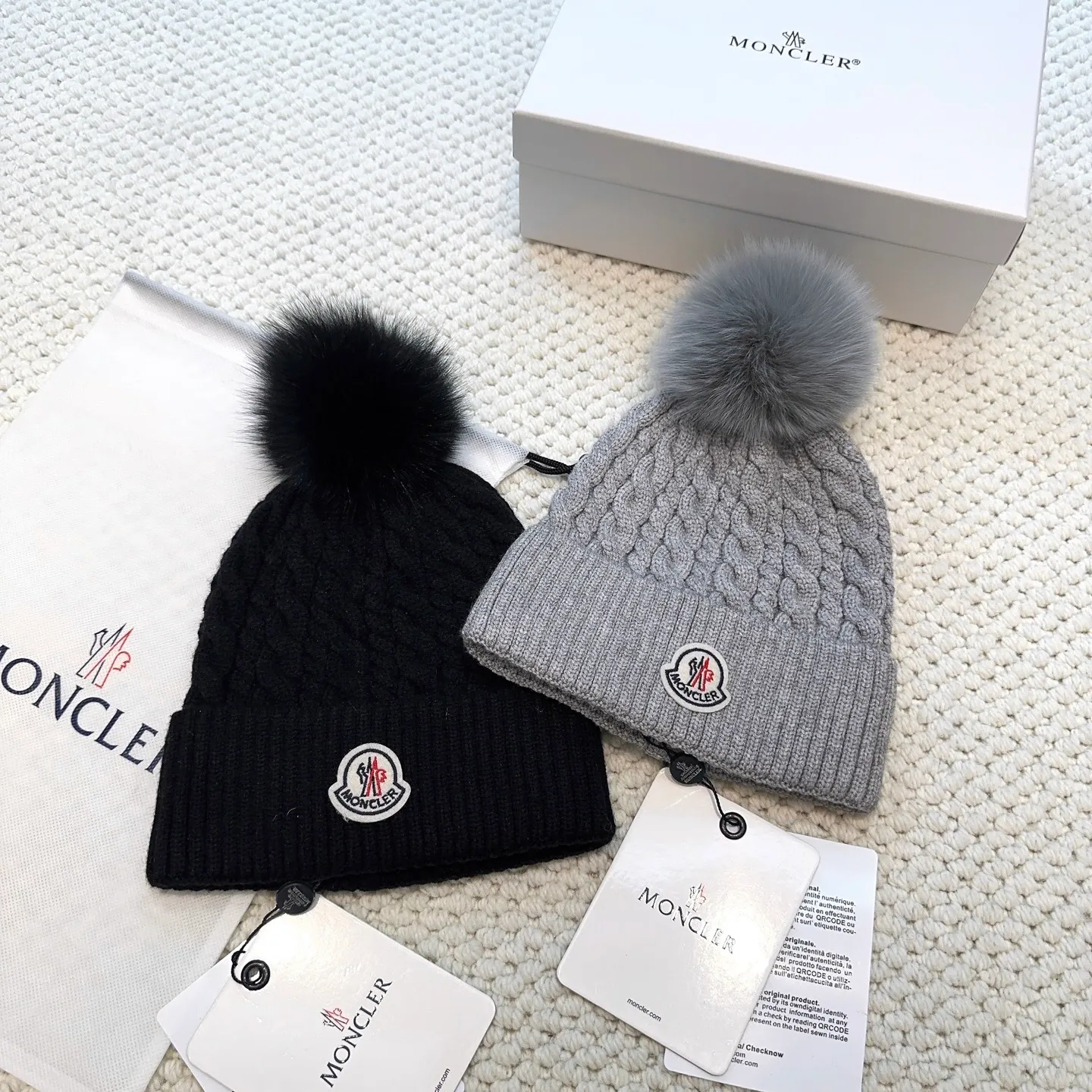 P100 with dust bag, high version Moncler Moncler 💥Official website classic knitted hat, replica of the original. Very soft and skin-friendly, very elastic 💓 Textured and very versatile style ~ Warm cashmere woolen hat, one size fits all and elastic ~ Unisex, can be worn by any head size. Super quality, highly recommended