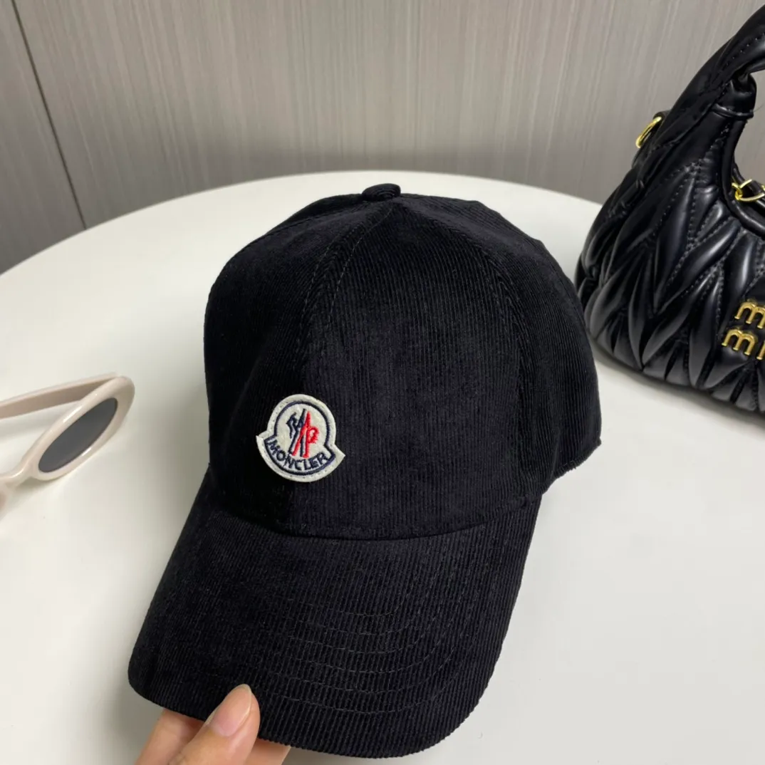P70 Moncler Mouth Mouth New Autumn and Winter Corduroy Baseball Cap, full of texture. This year’s corduroy hat is really yyds ~