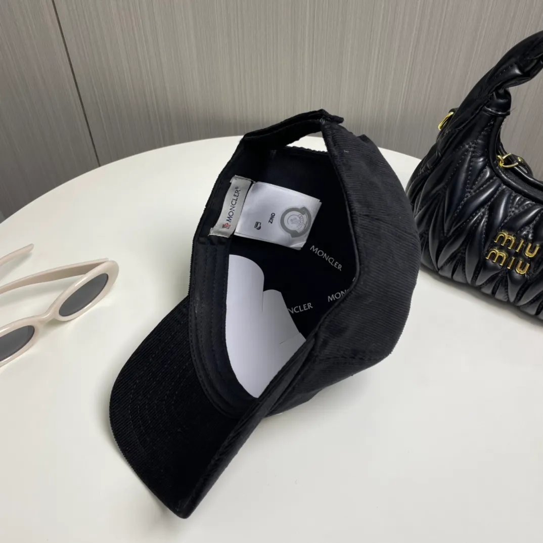 P70 Moncler Mouth Mouth New Autumn and Winter Corduroy Baseball Cap, full of texture. This year’s corduroy hat is really yyds ~