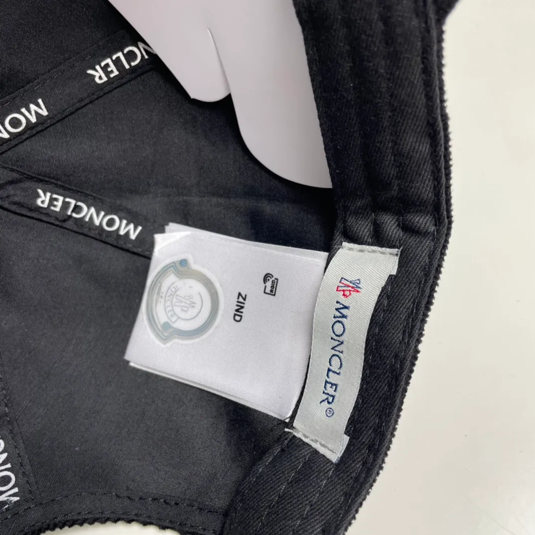 P70 Moncler Mouth Mouth New Autumn and Winter Corduroy Baseball Cap, full of texture. This year’s corduroy hat is really yyds ~