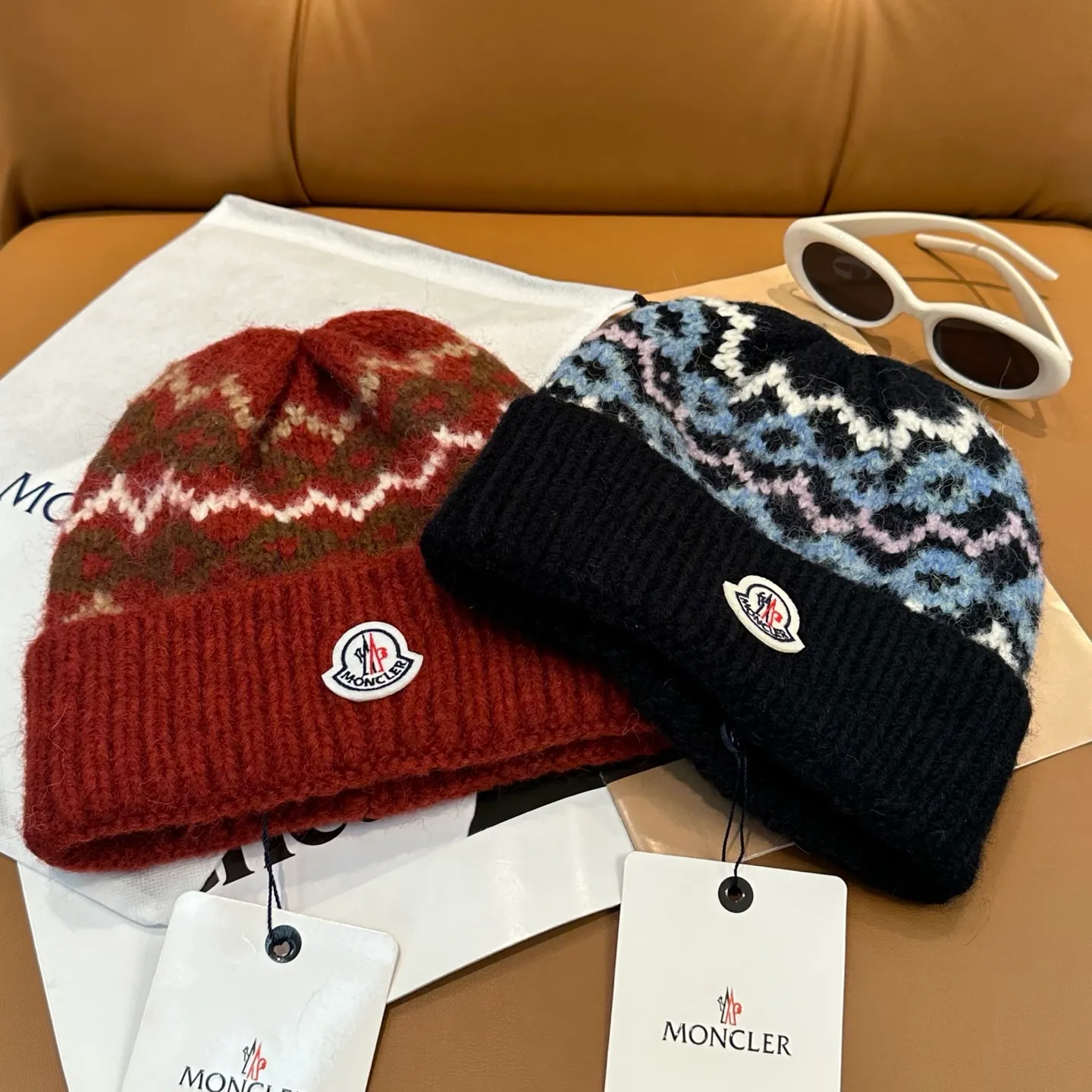 P70 high version Moncler knitted hat with mouth, very soft and skin-friendly, very elastic 💓 Textured and very versatile style ~ Warm cashmere woolen hat, one size fits all and elastic ~ Unisex, can be worn by any head size. Super quality, highly recommended