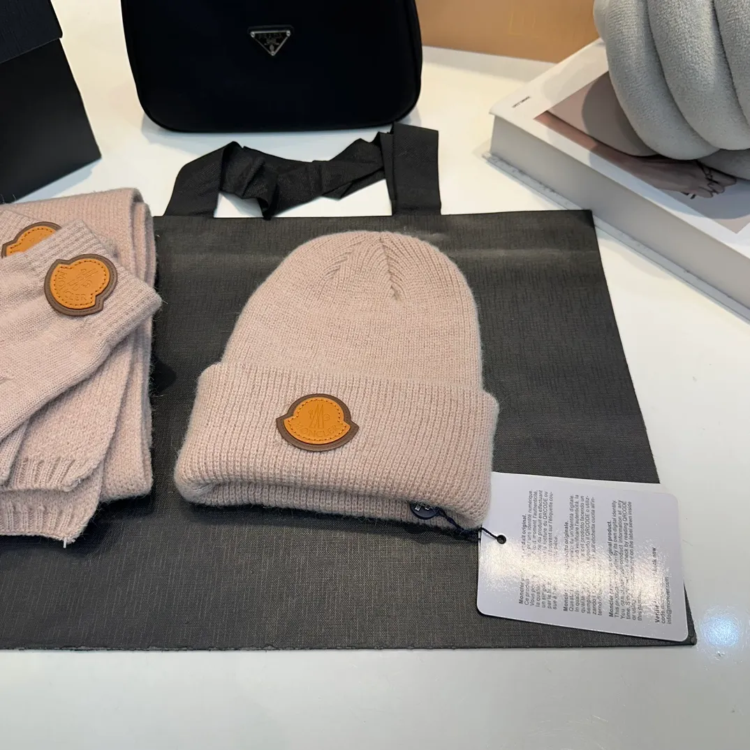 P110 Moncler wool knitted three-piece set, gloves + hat + scarf set ❄️ Wool knitted, super cute with cashmere scarf, a must-have for autumn and winter
