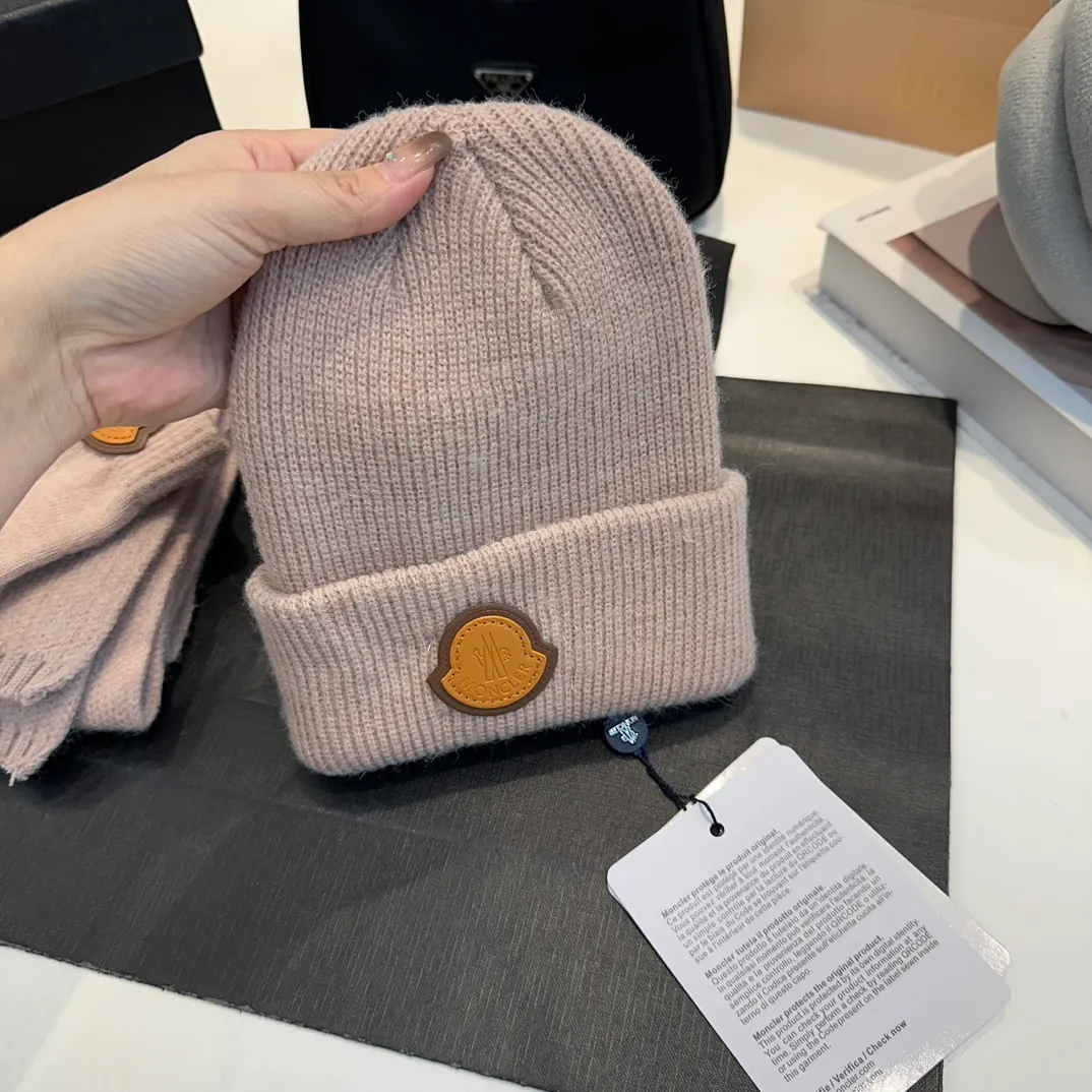 P110 Moncler wool knitted three-piece set, gloves + hat + scarf set ❄️ Wool knitted, super cute with cashmere scarf, a must-have for autumn and winter